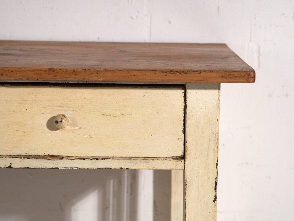 Table ancienne à deux tiroirs en pin – Europe centrale, vers 1910