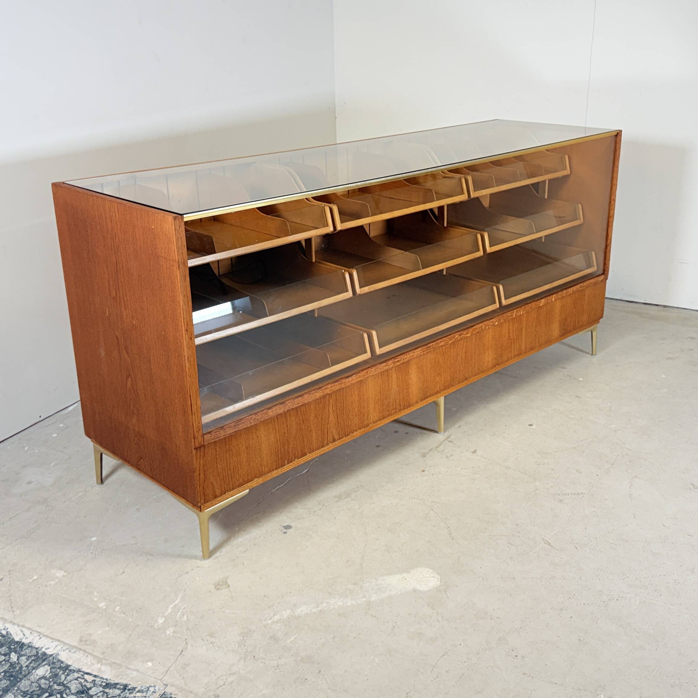Vitrine en chêne vintage – Haka Ladenmöbel