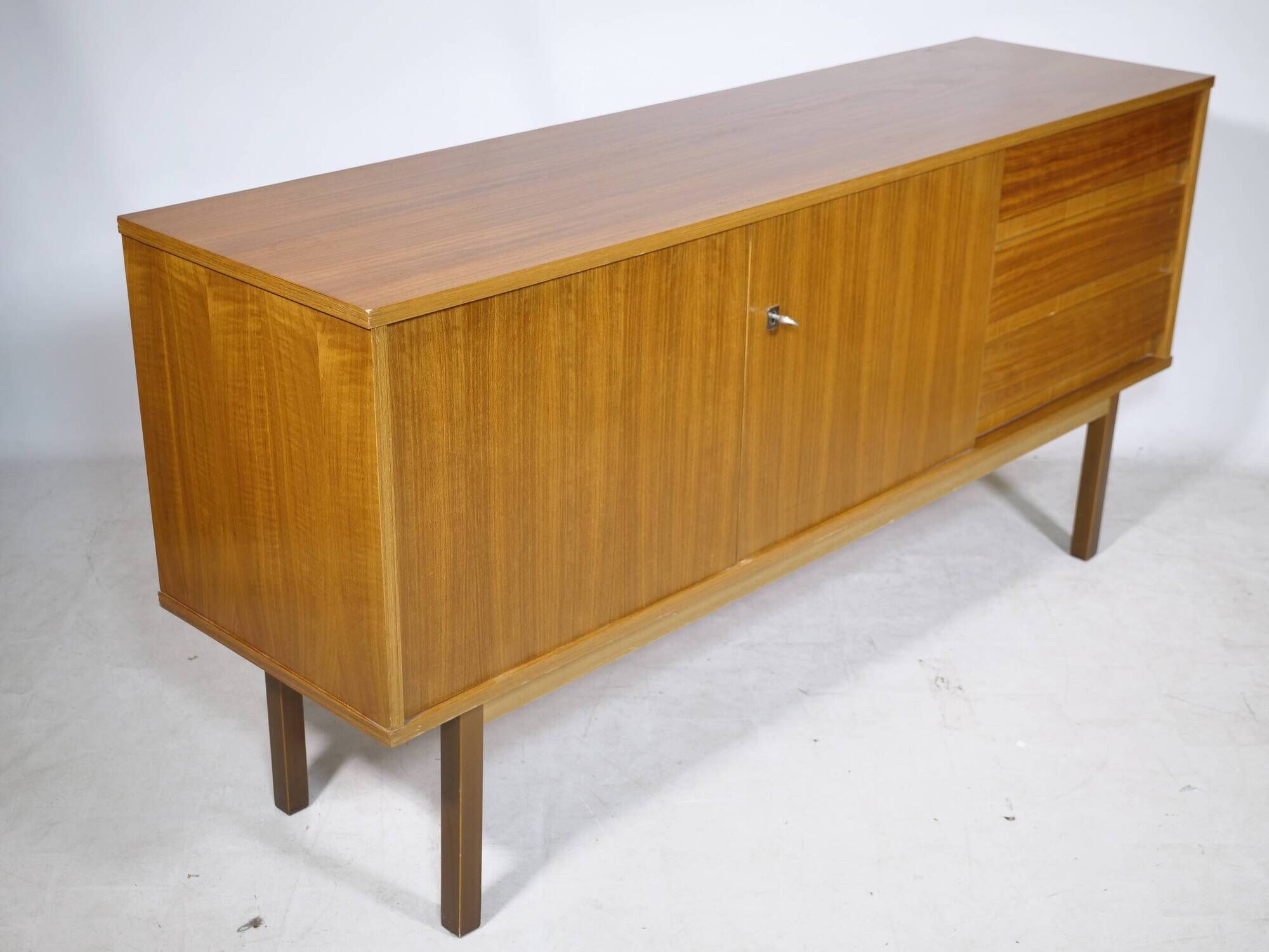 Buffet des années 1960 en teck.