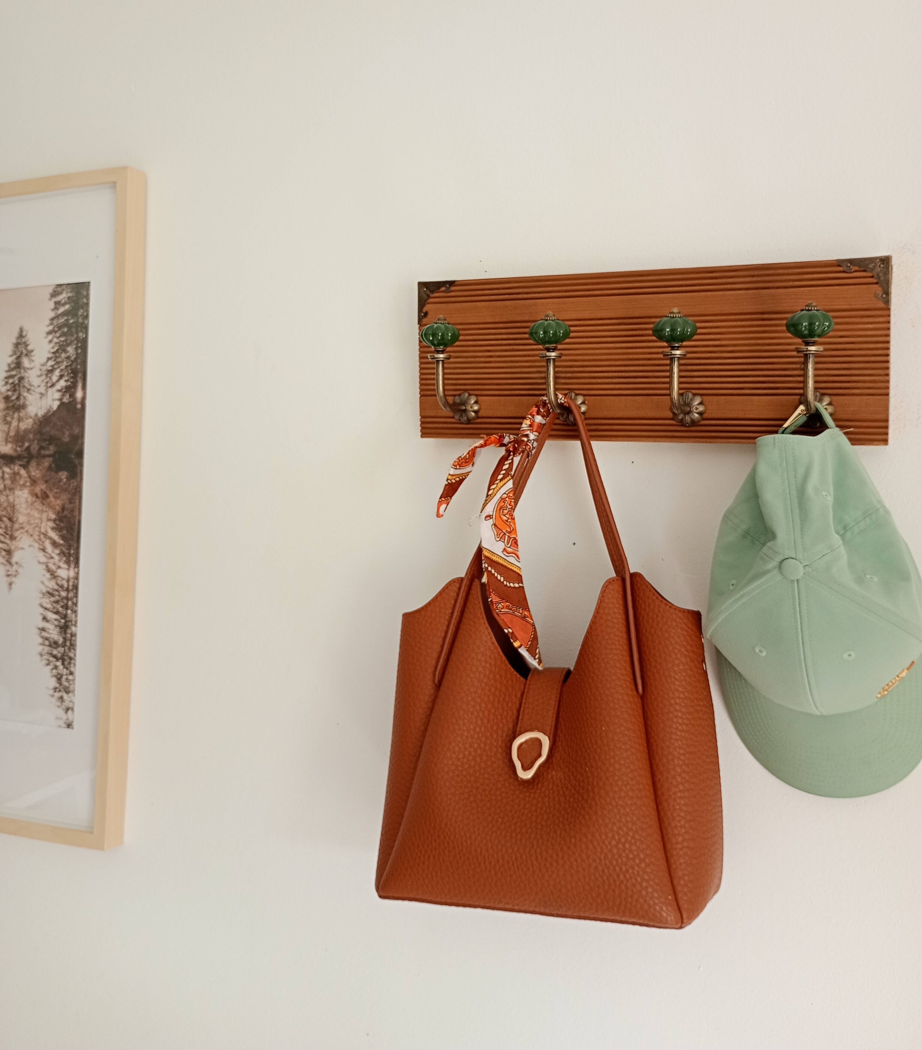 Wall-mounted coat rack in grooved wood – 4 hooks in metal and green ceramic