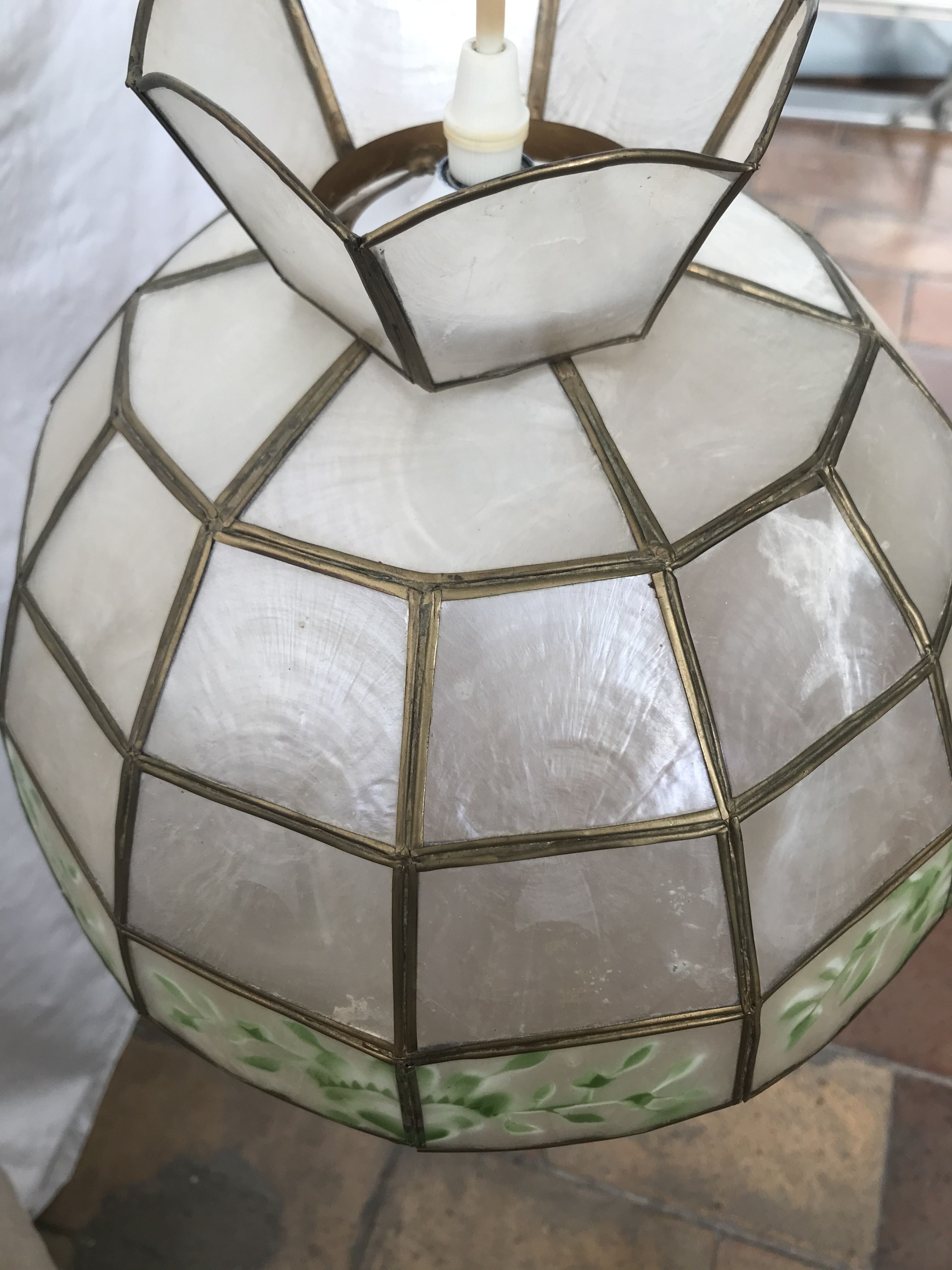 Suspension en nacre et laiton vintage