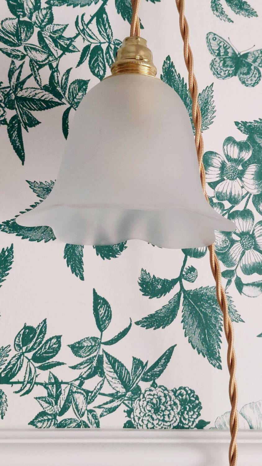 Suspension, glass lamp forming a tulip