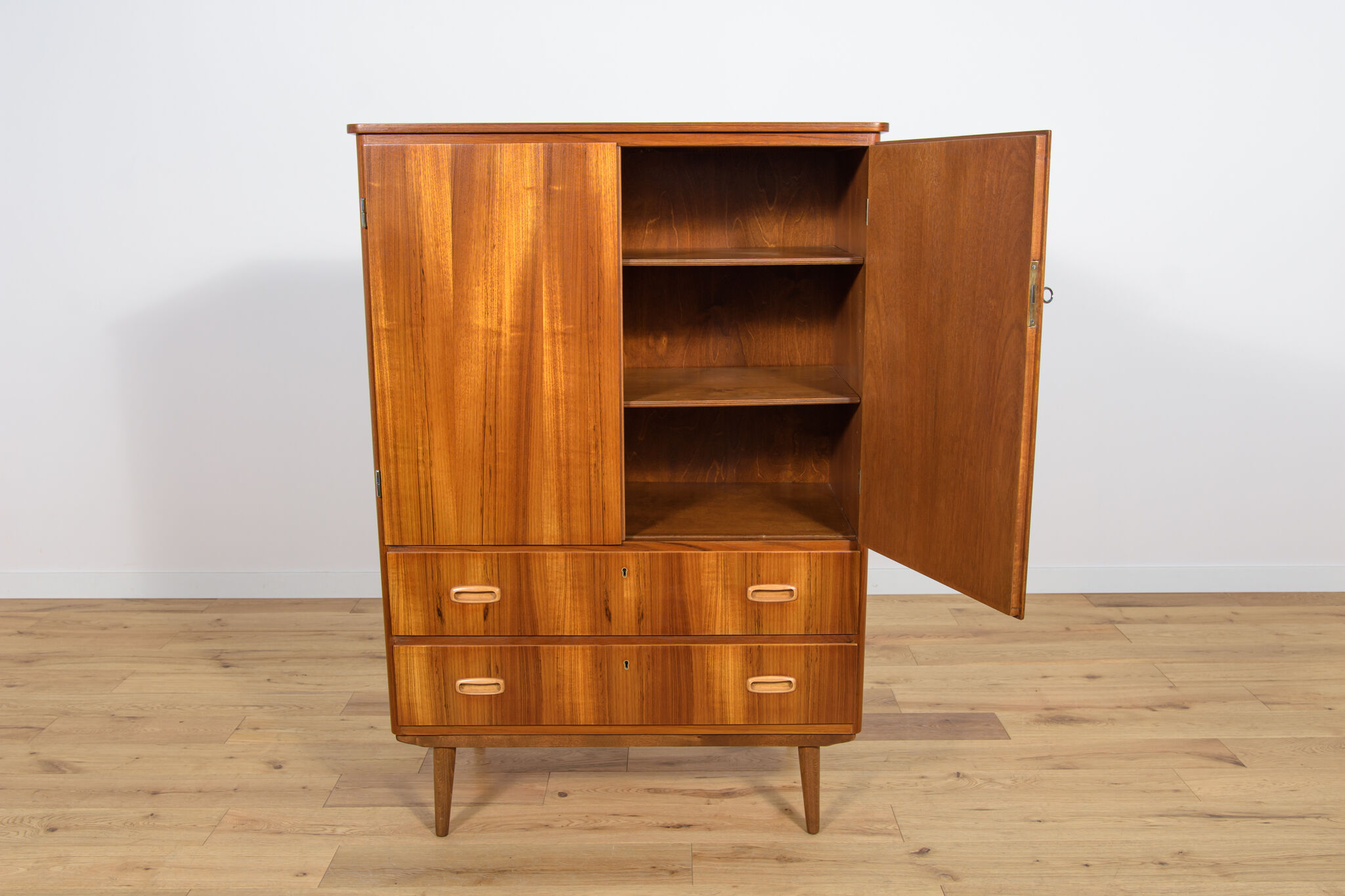 Armoire en teck du milieu du siècle, années 1970