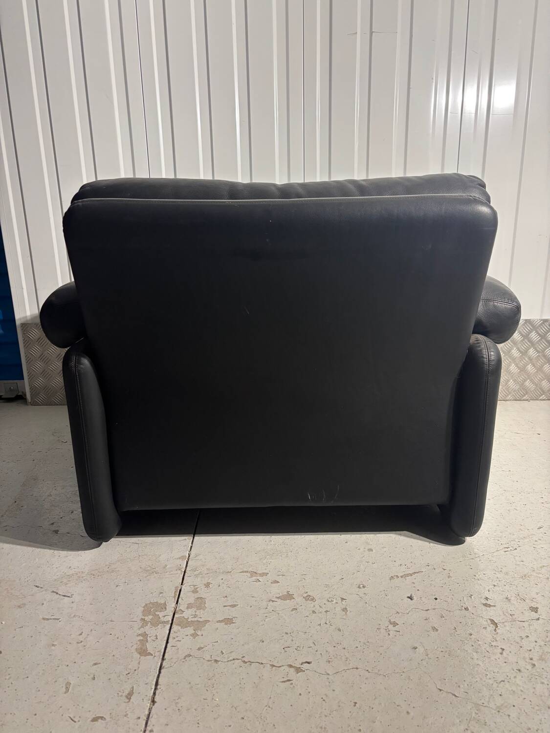 Black leather armchair – Tobia Scarpa for B&B Italia