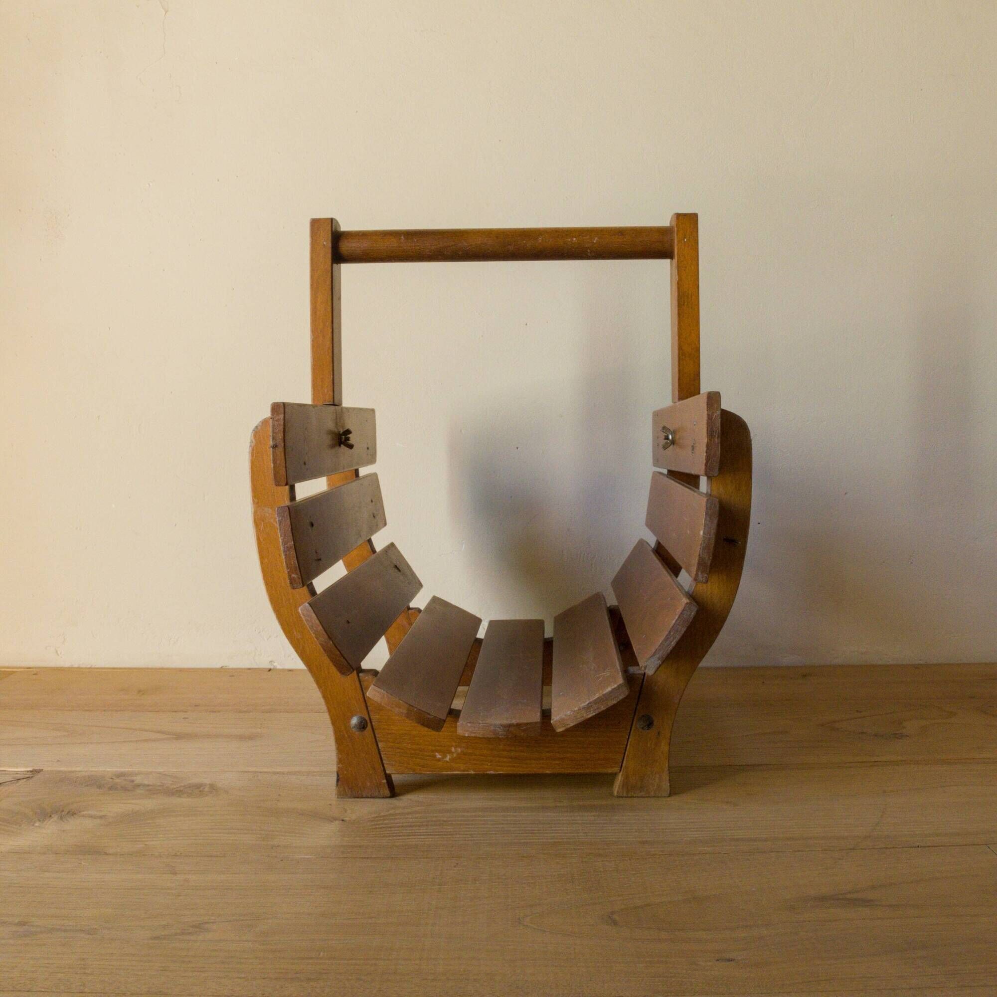 Porte-bûches vintage en bois à lattes courbes