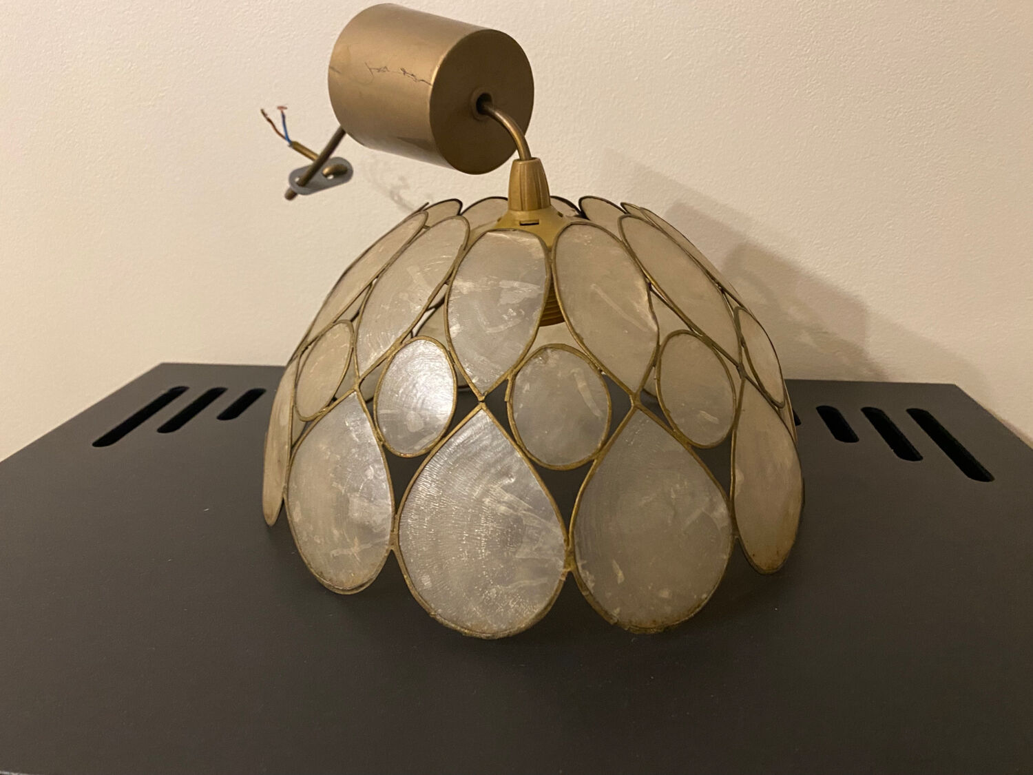 Mother-of-pearl and brass suspension