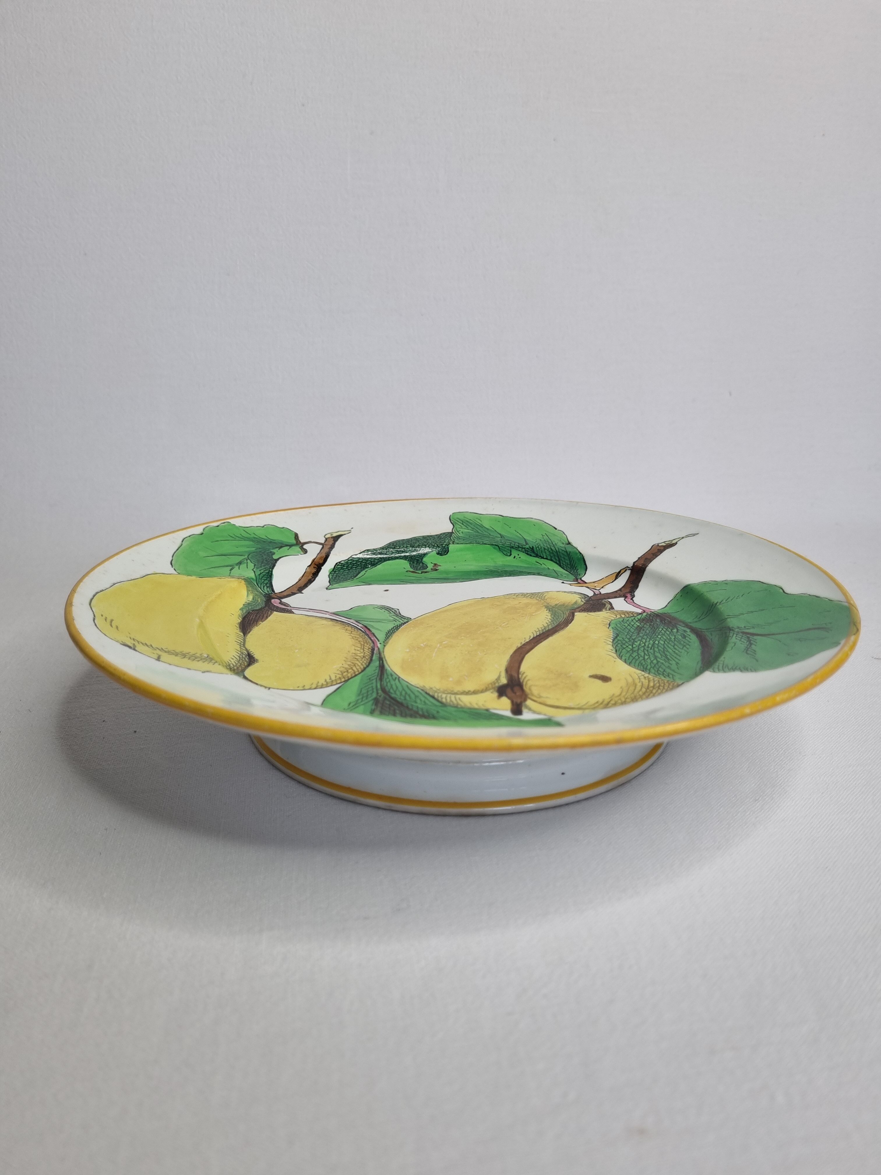 Plate anceinne on foot with the décor of conces, 22 cm