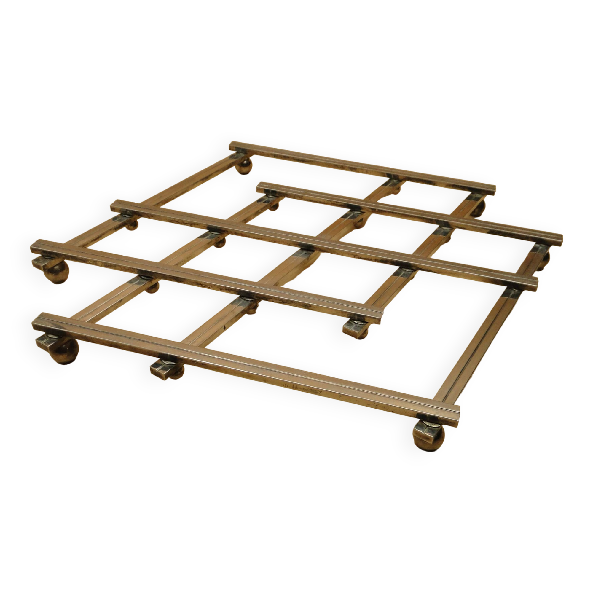 Expandable silver metal trivet