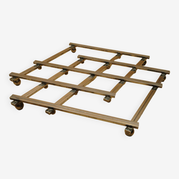 Expandable silver metal trivet