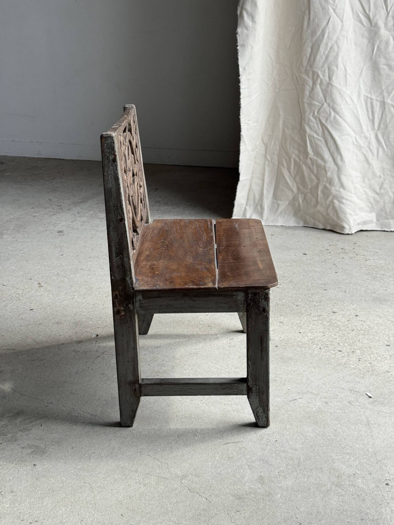 Mini banc à dossier sculpté à motif de rosace et volutes H59 L51