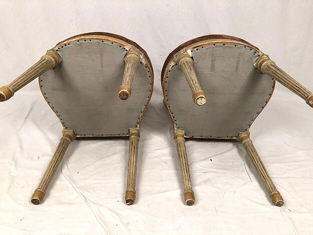 Paire de chaises à dossier montgolfière de style Louis XVI