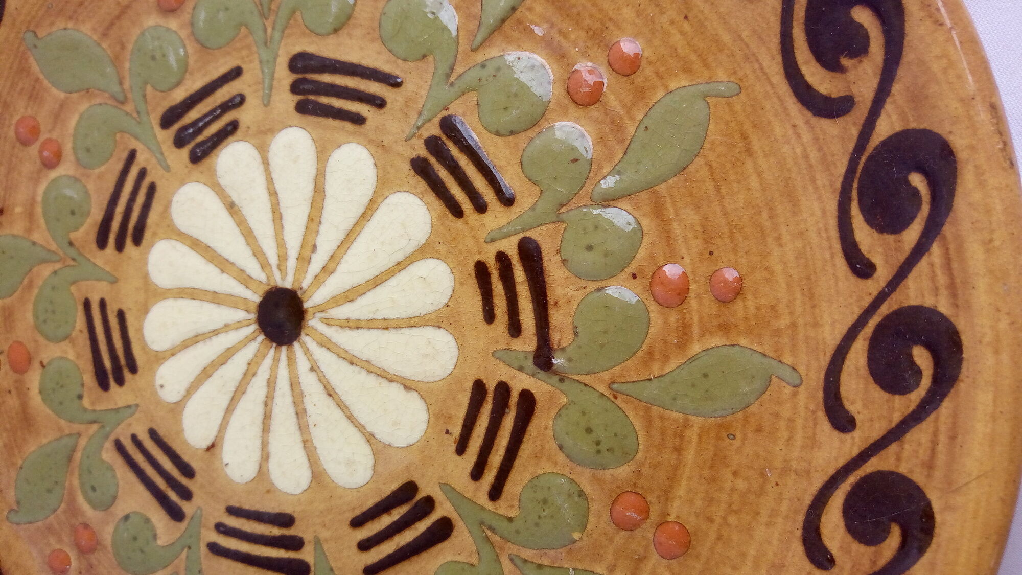 Assiette vintage aux motifs folkloriques et floraux