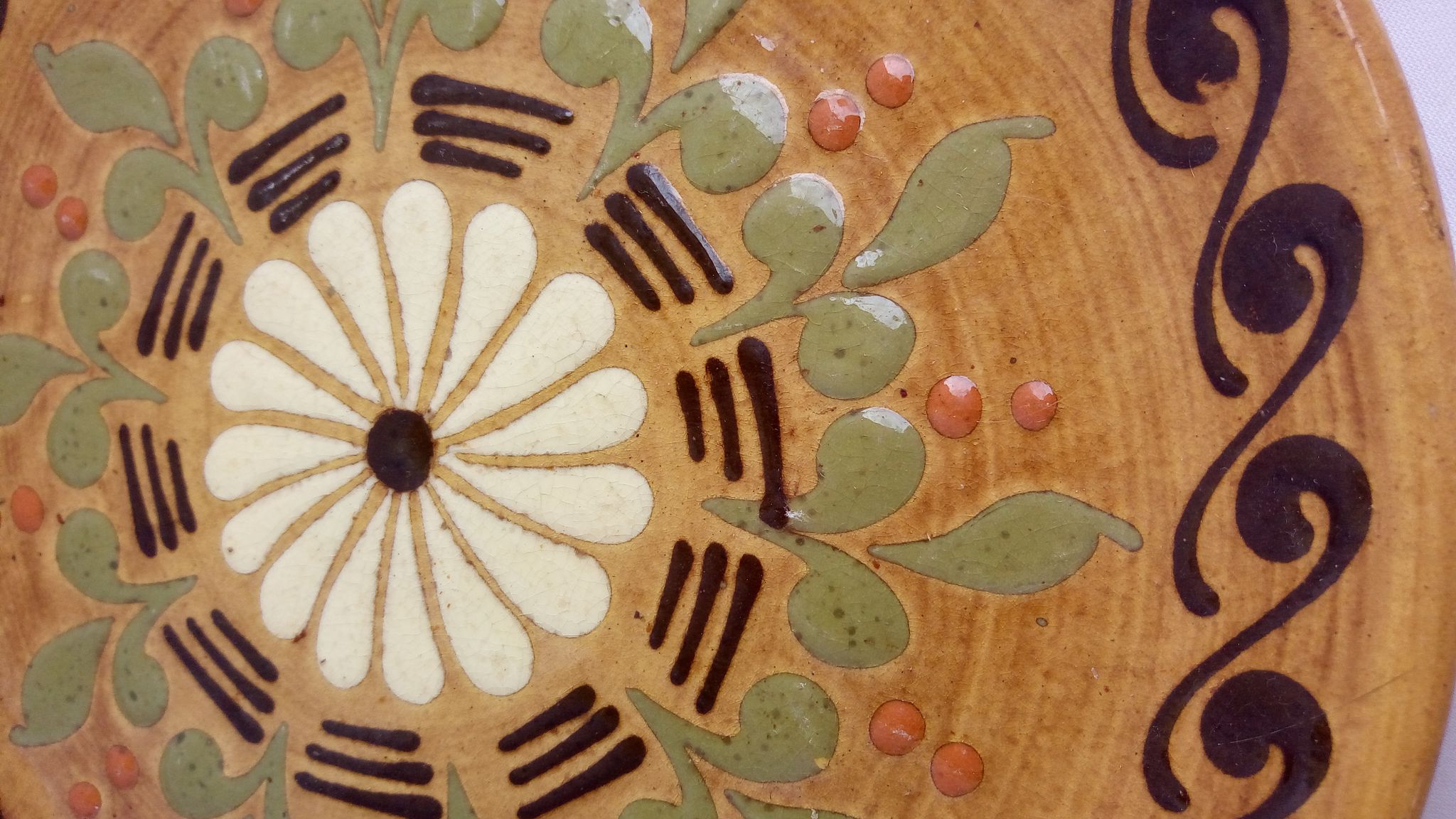 Assiette vintage aux motifs folkloriques et floraux