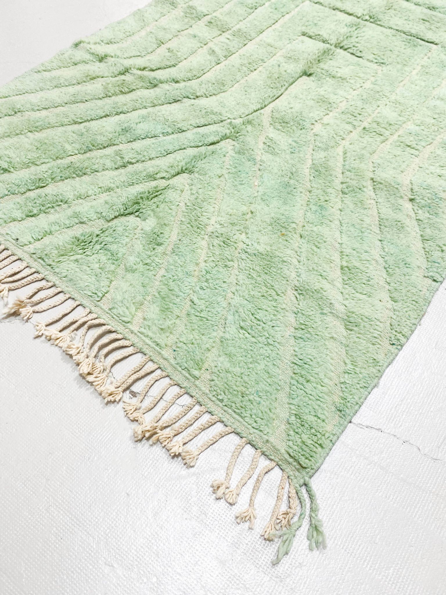 Tapis berbère marocain Beni Ouarain vert d'eau à motifs gravés 2,45x1,57m
