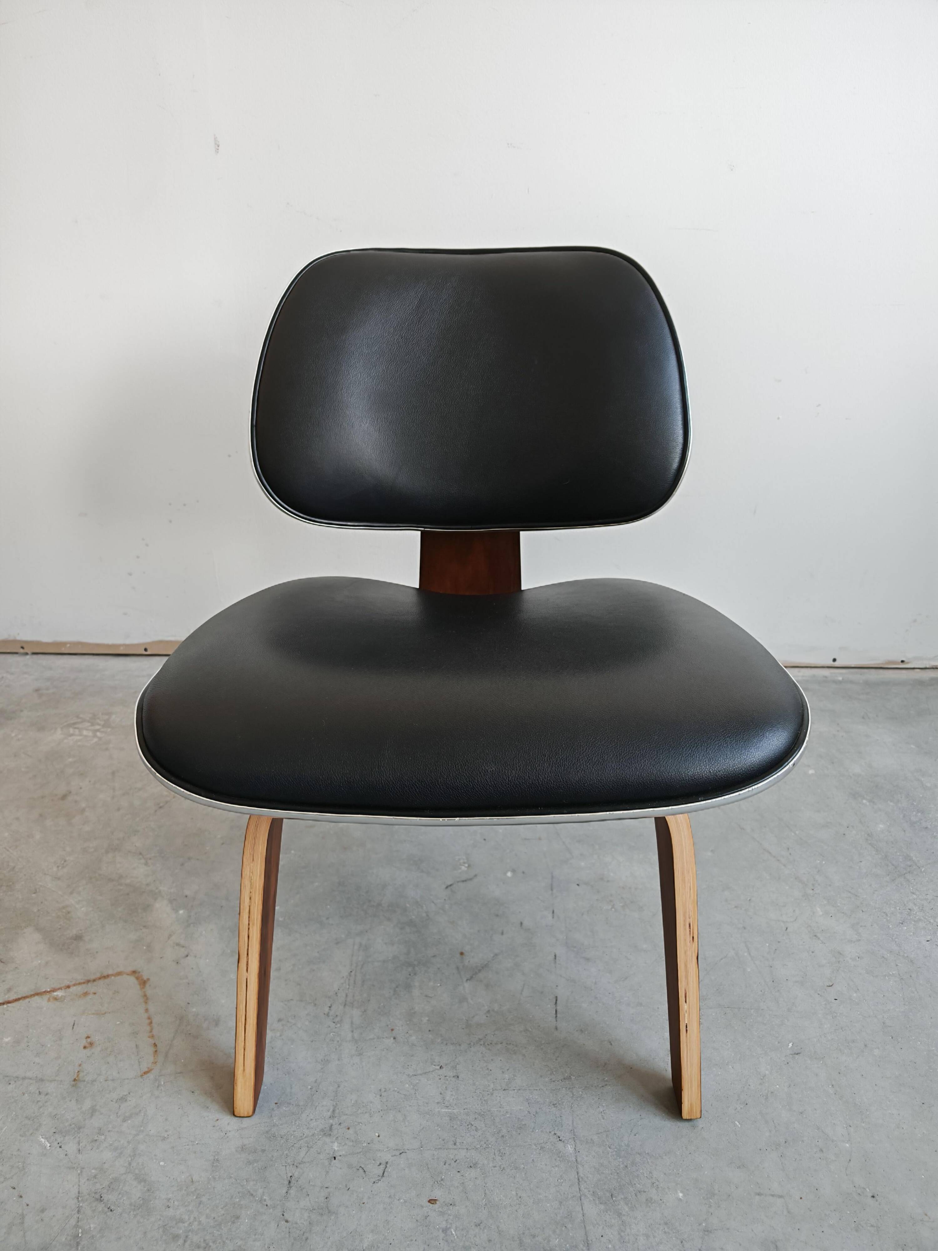 Mid Century Modern lounge chair LCW by Charles and Ray Eames