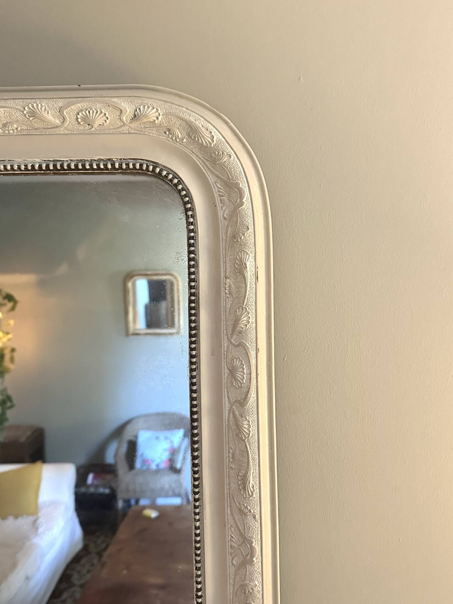 Antique Louis-Philippe mirror with pearls and shells, white patina.