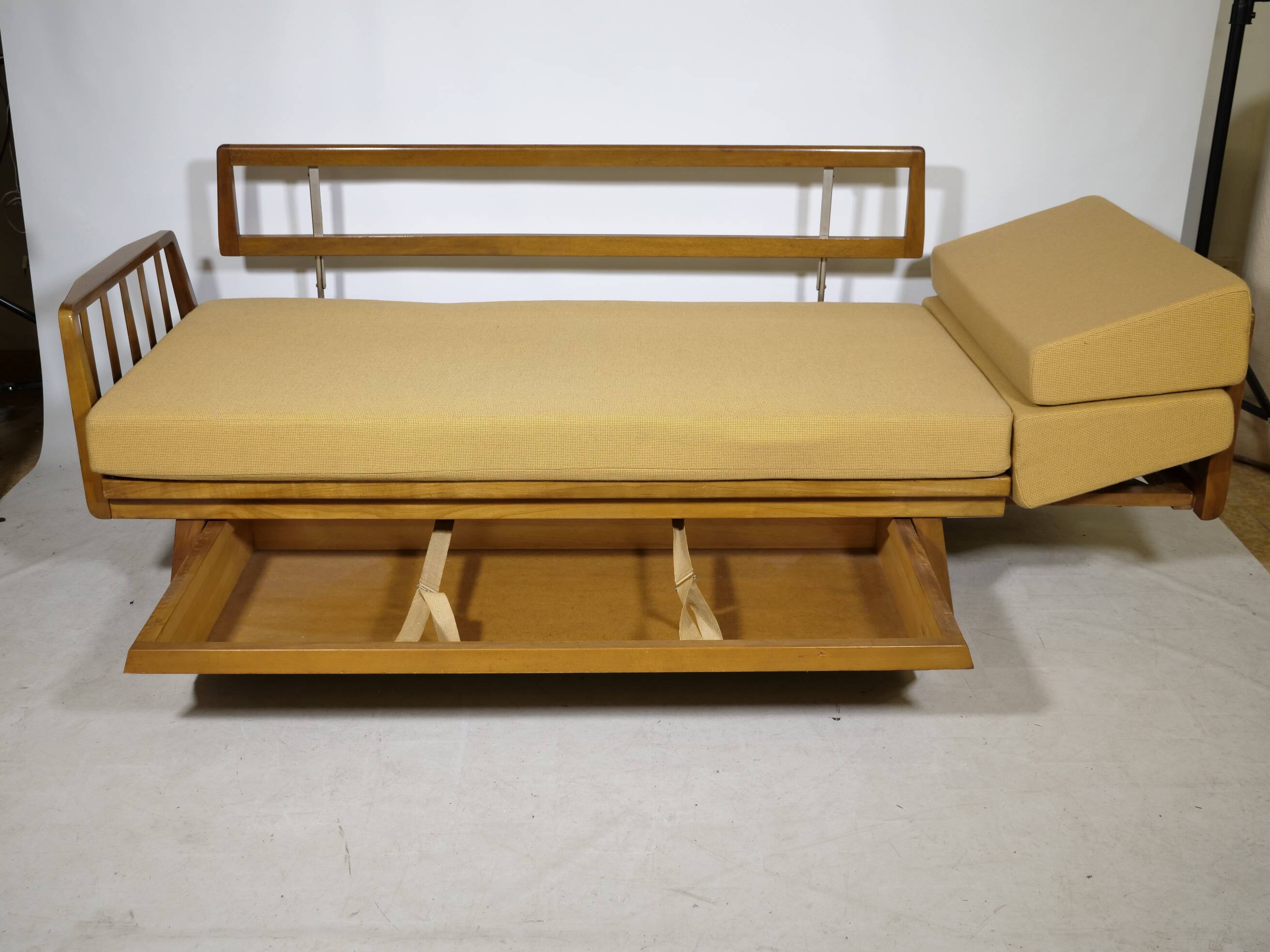 Lit de jour de style mid-century en bois de cerisier par Walter Knoll pour Knoll Antimott, années 1960.