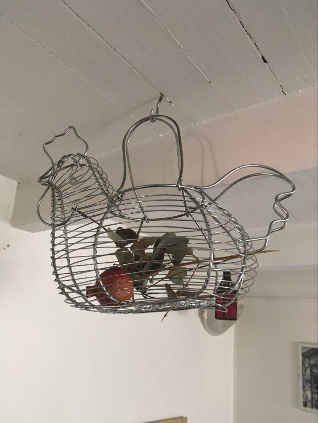 Hen-shaped egg basket