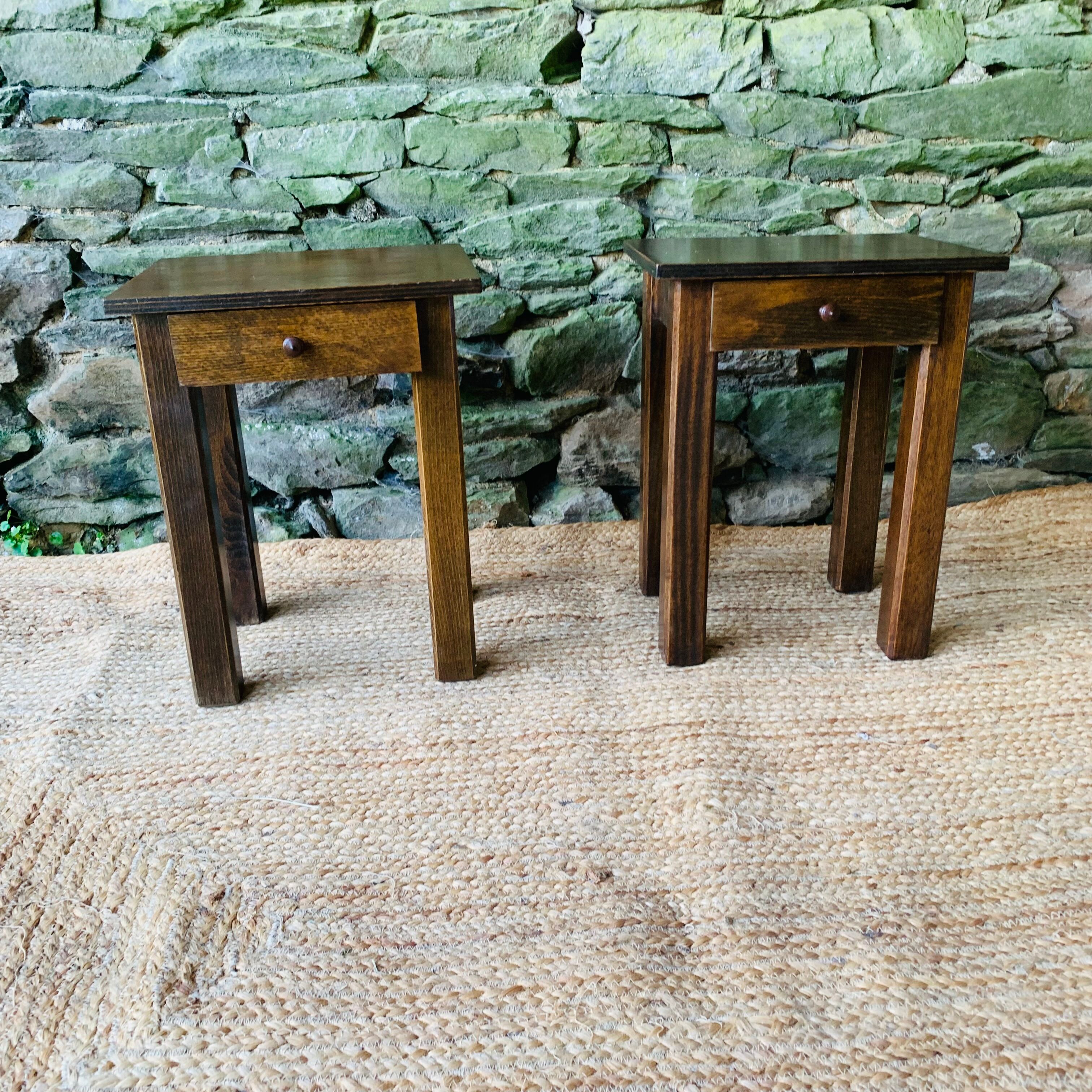 Paire de tables de chevet minimalistes