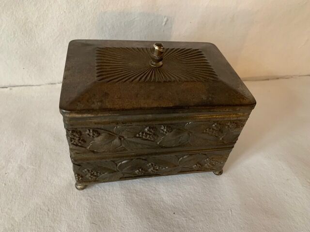Antique jewelry box in repoussé metal, Art Deco/ 1920