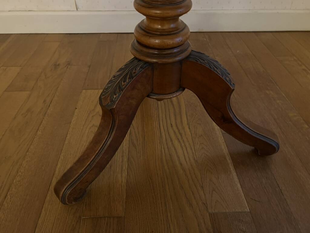 Oval pedestal table