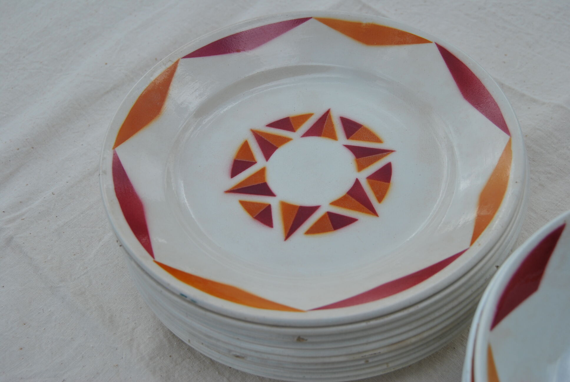 Series of 20 modernist plates Faïencerie de Castres