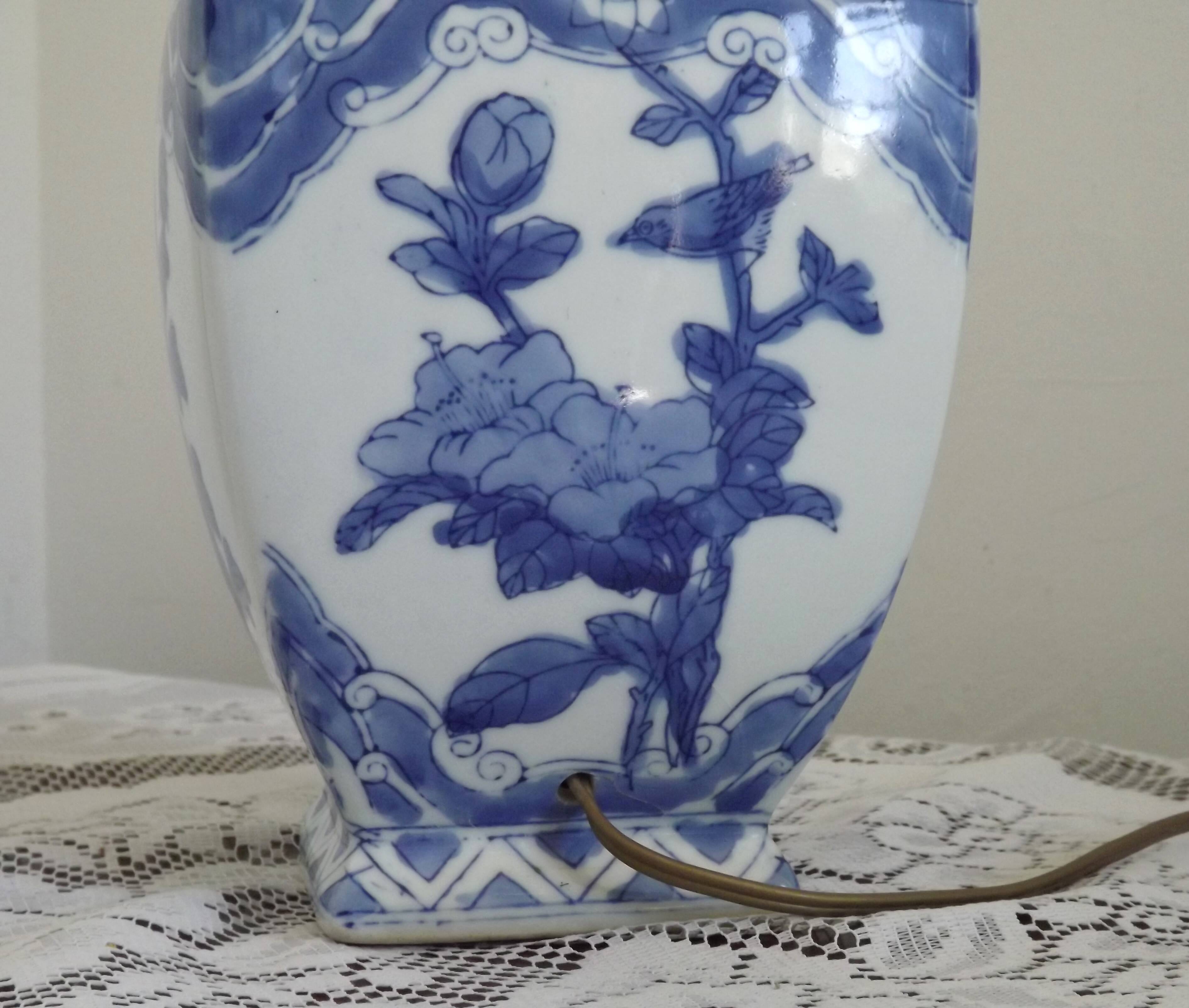Pied de lampe vintage en porcelaine chinoise à décor d'oiseaux et poignées en lion