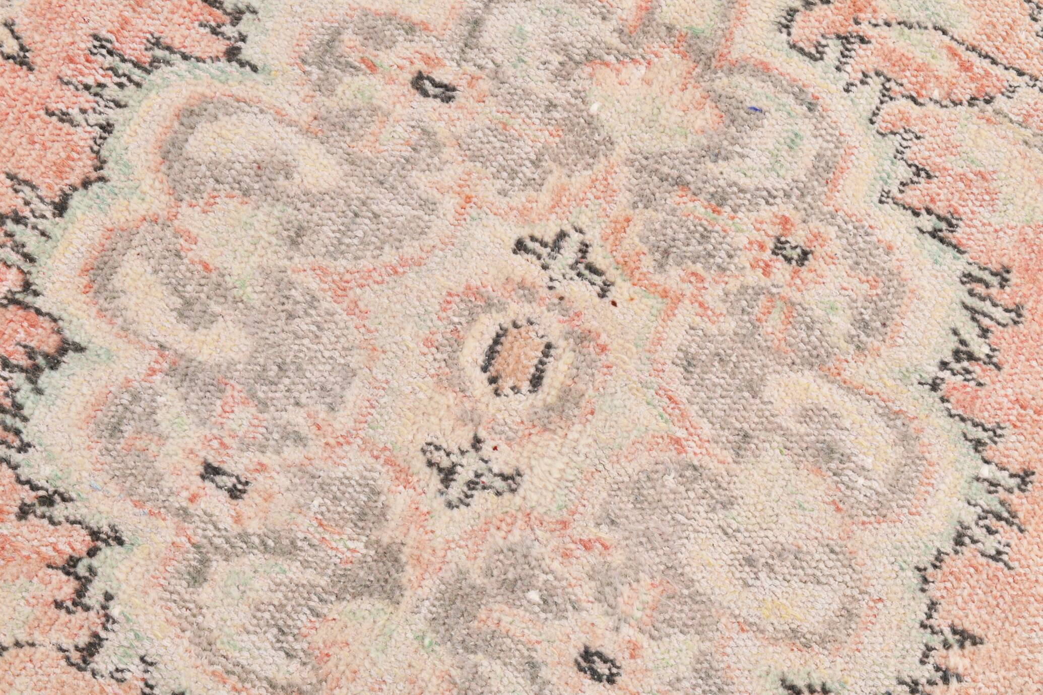 Tapis vintage oriental tons saumon et vert pastel, style faded 300x160