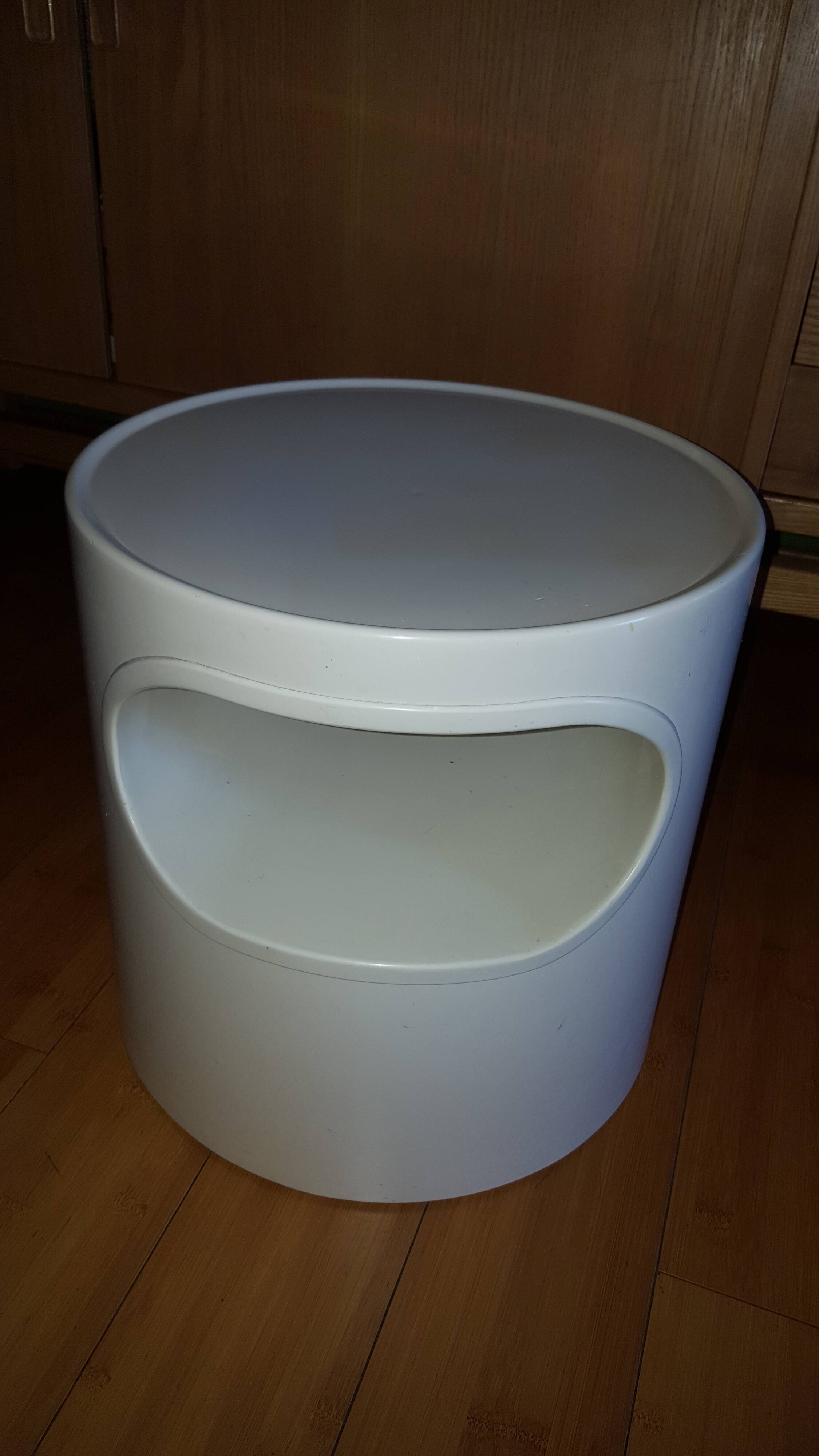 Table basse studio Artemide , modele Giano, design Emma Gismondi Schweinberger