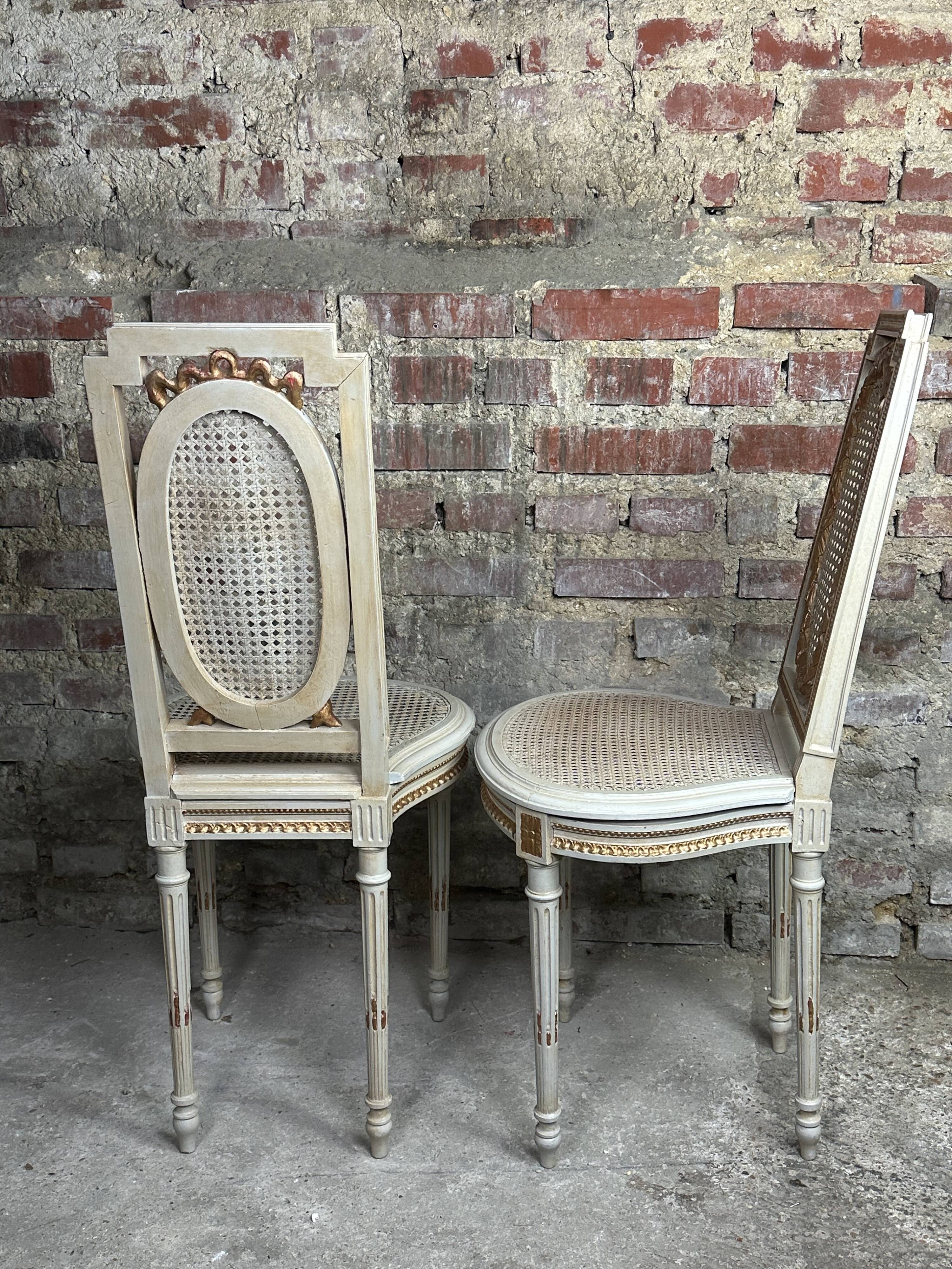 Chaises cannées de style Louis XV patinées gris et doré