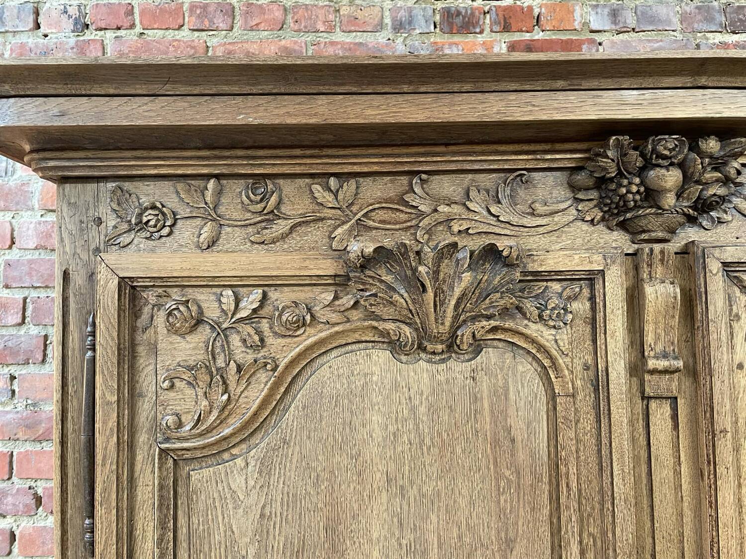 Armoire antique française à motifs floraux sculptés à la main
