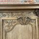 Armoire antique française à motifs floraux sculptés à la main