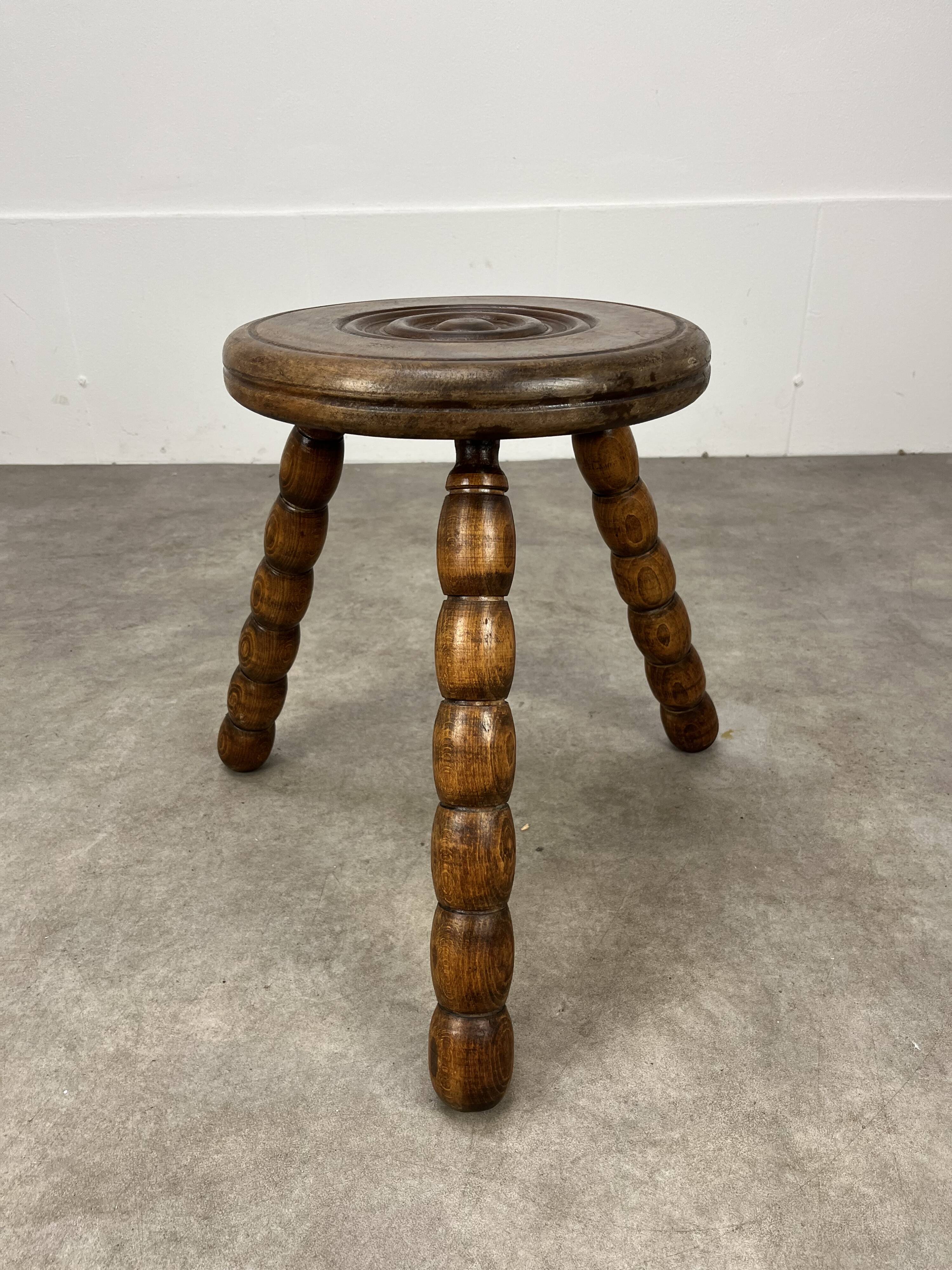 Tabouret tripode brutaliste dans le goût de Dudouyt