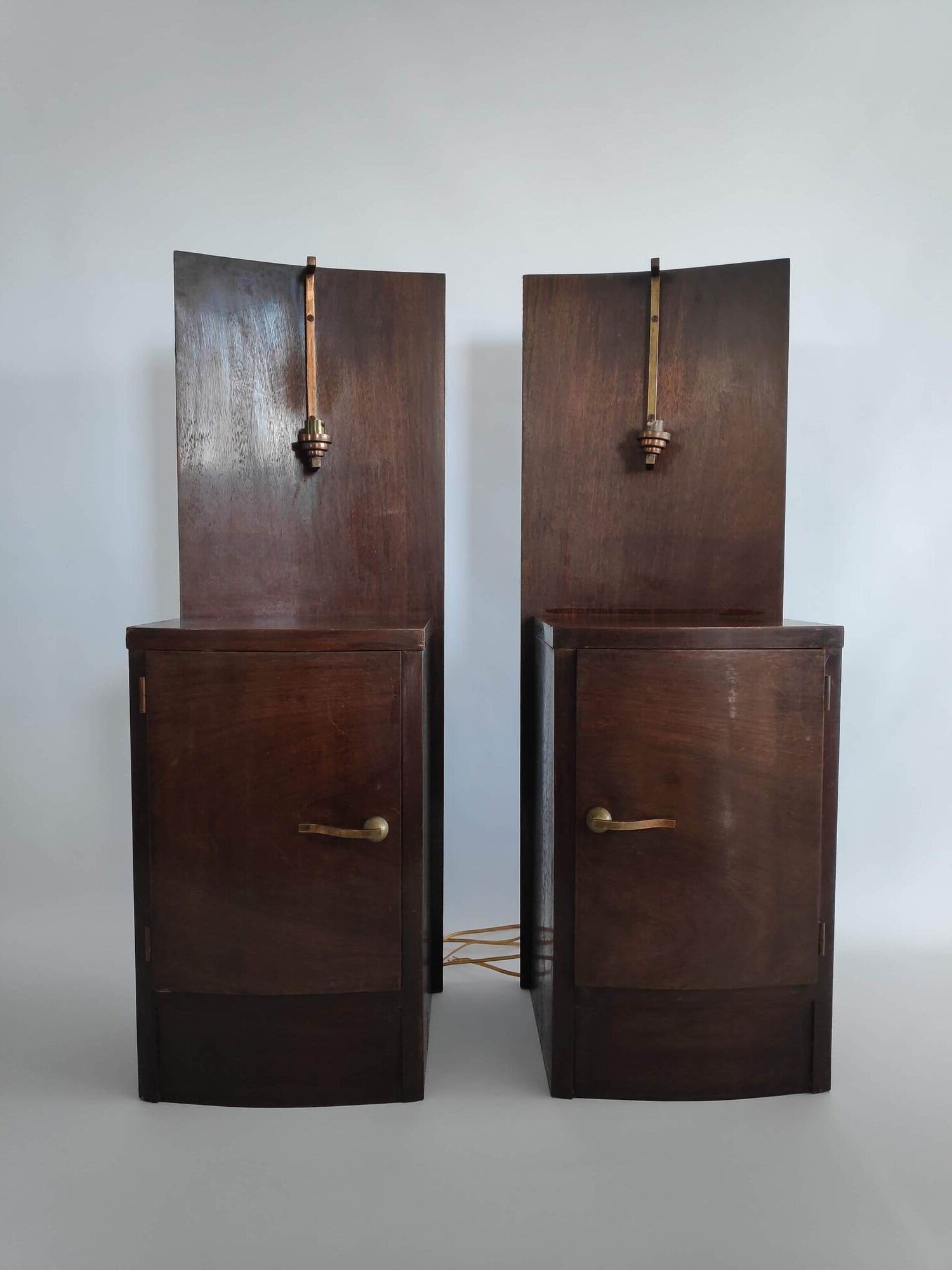 Paire de tables de chevets Art Déco éclairées en bois et laiton