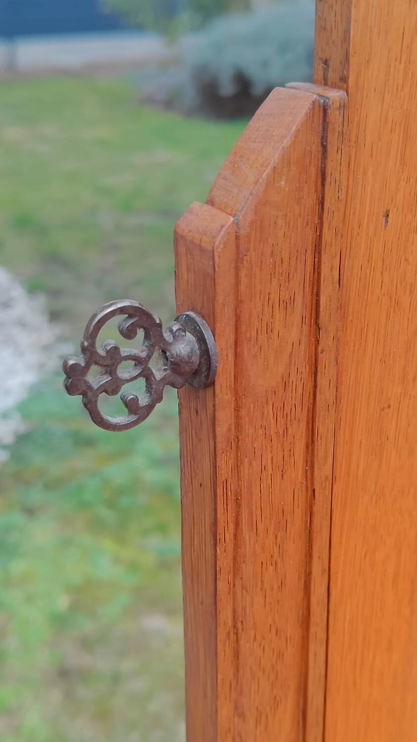 Art Deco hairdresser with bevelled mirror