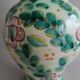 Vase fleuri vert pastel vintage