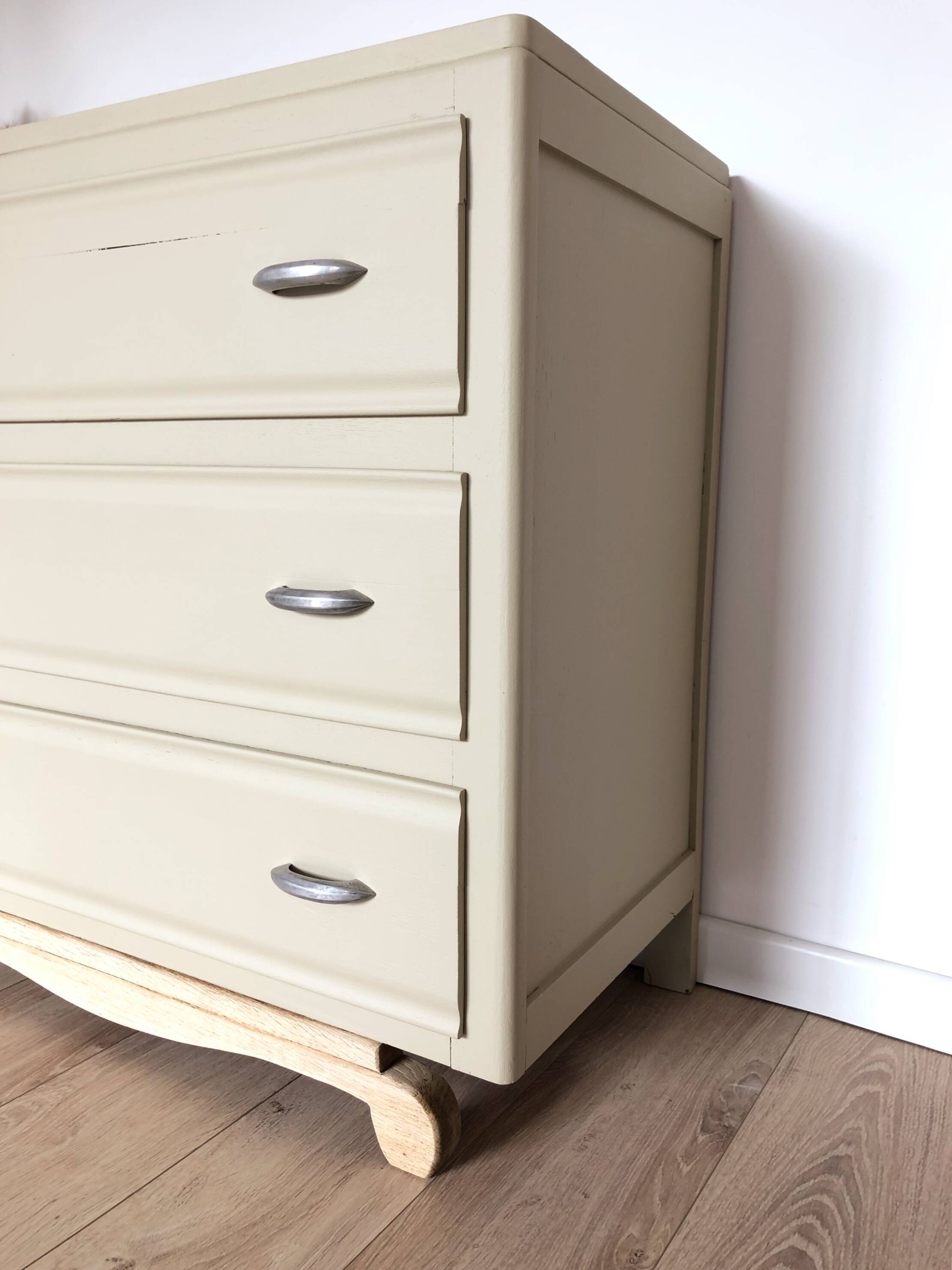 Commode vintage couleur crème d'artichaud