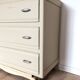 Commode vintage couleur crème d'artichaud