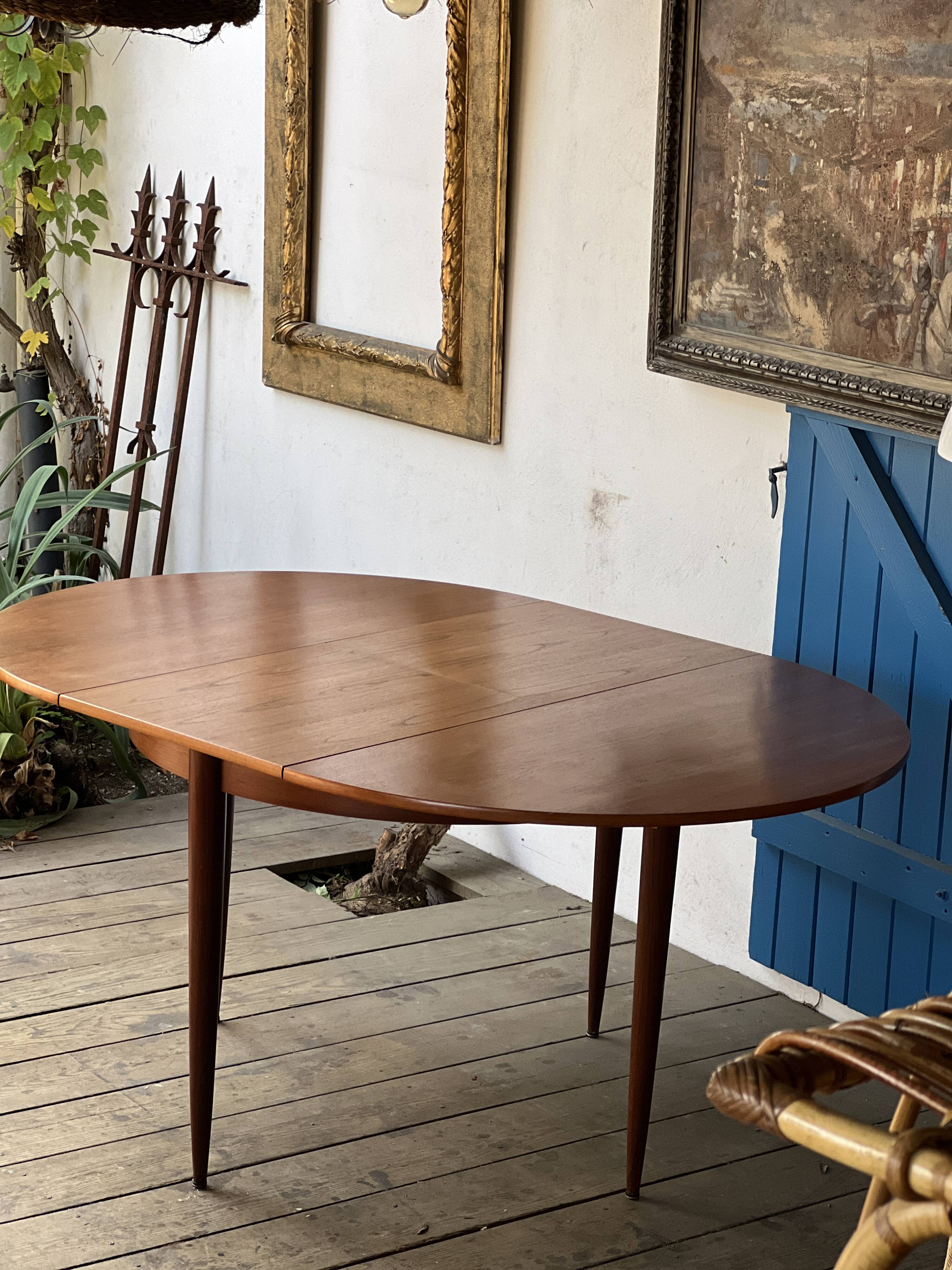Round extendable table
