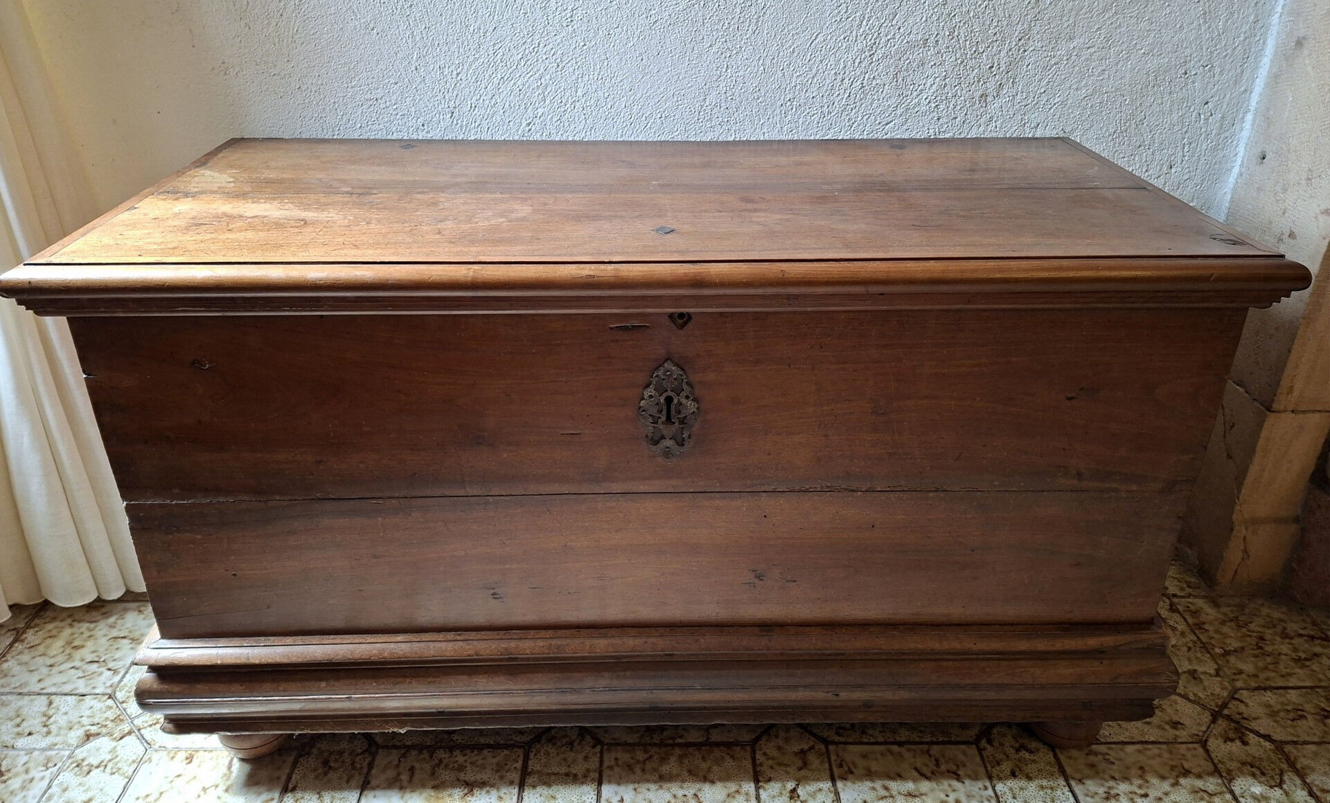 Coffre Bourguignon En Noyer D’époque Louis XIII