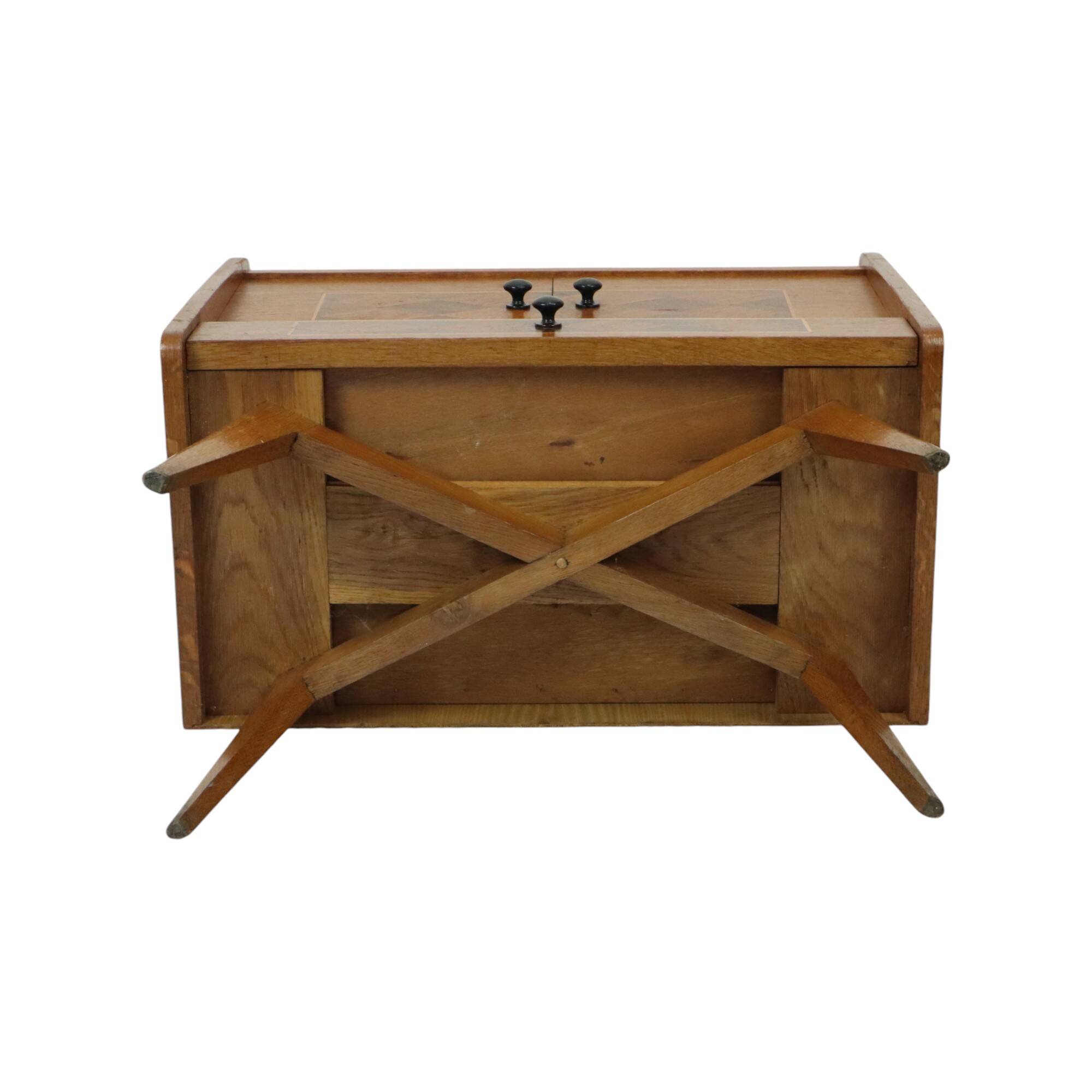 commode vintage à motif damier au design scandinave