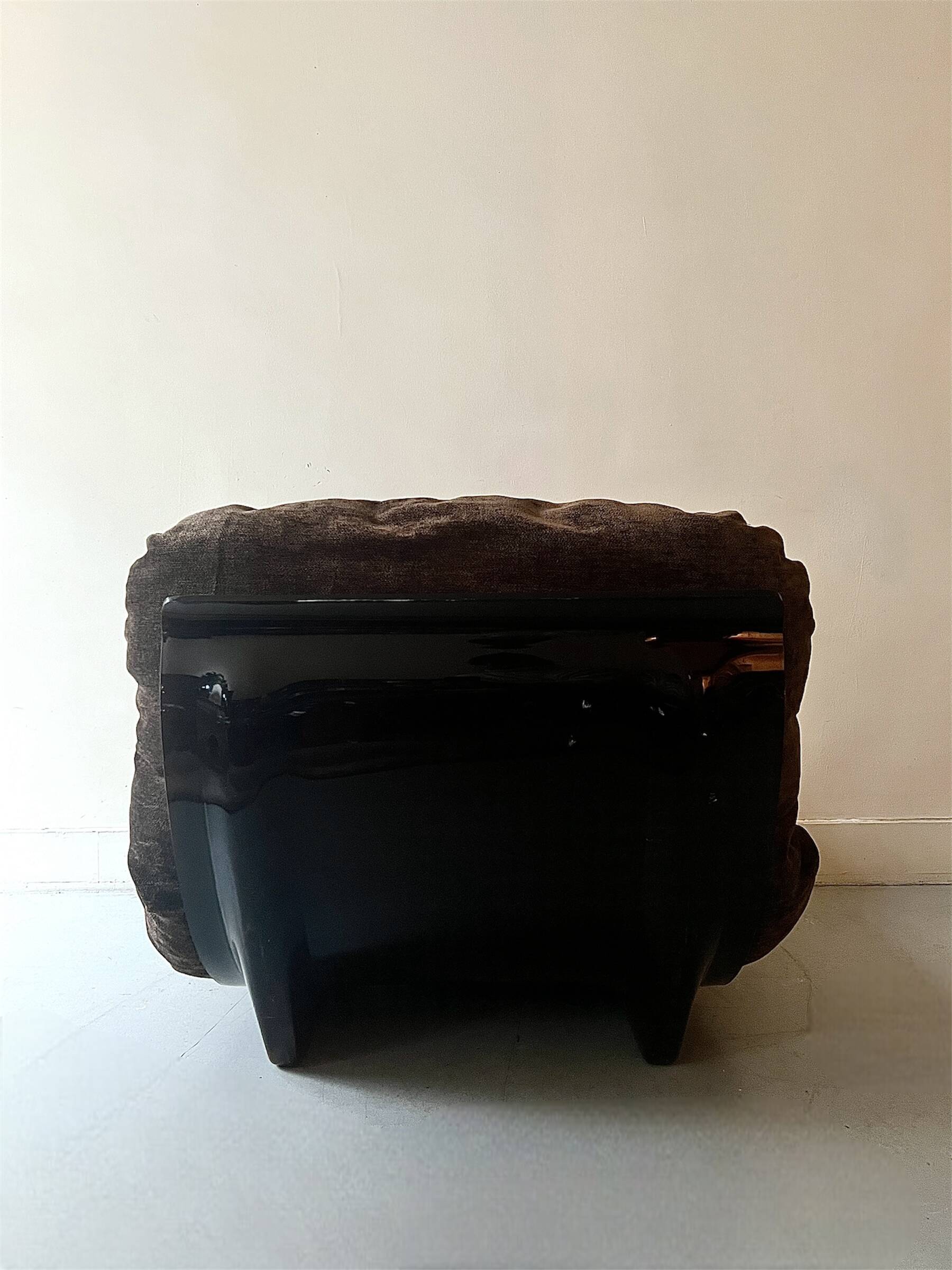 Chauffeuse Marsala en plexiglas fumé & velours ras marron, Ligne roset 1970