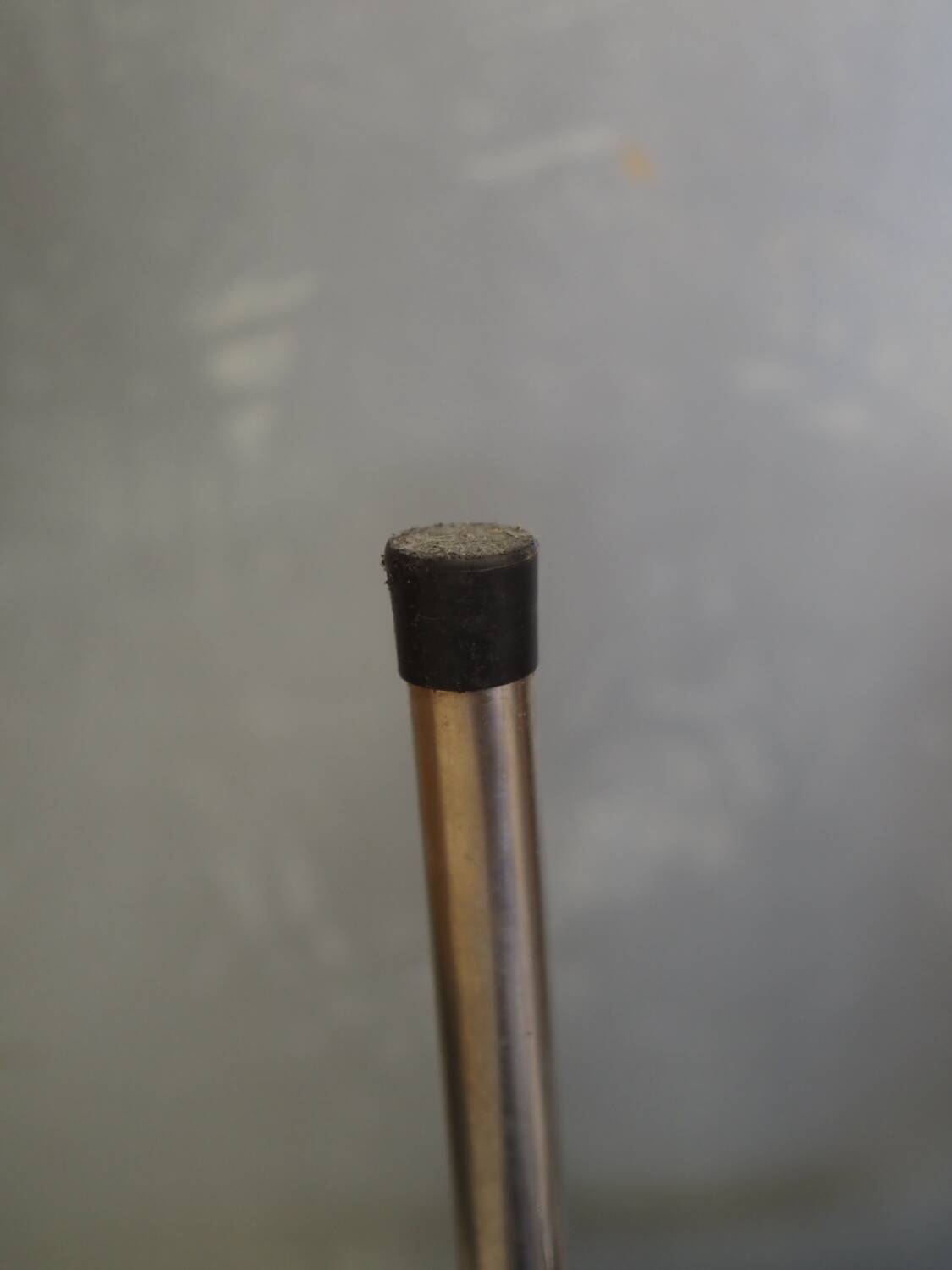 Tripod screw workshop stool in chromed metal and blue skai