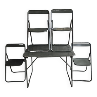 Ensemble table et 4 chaises militaires pliables estampillées Verhaeghe