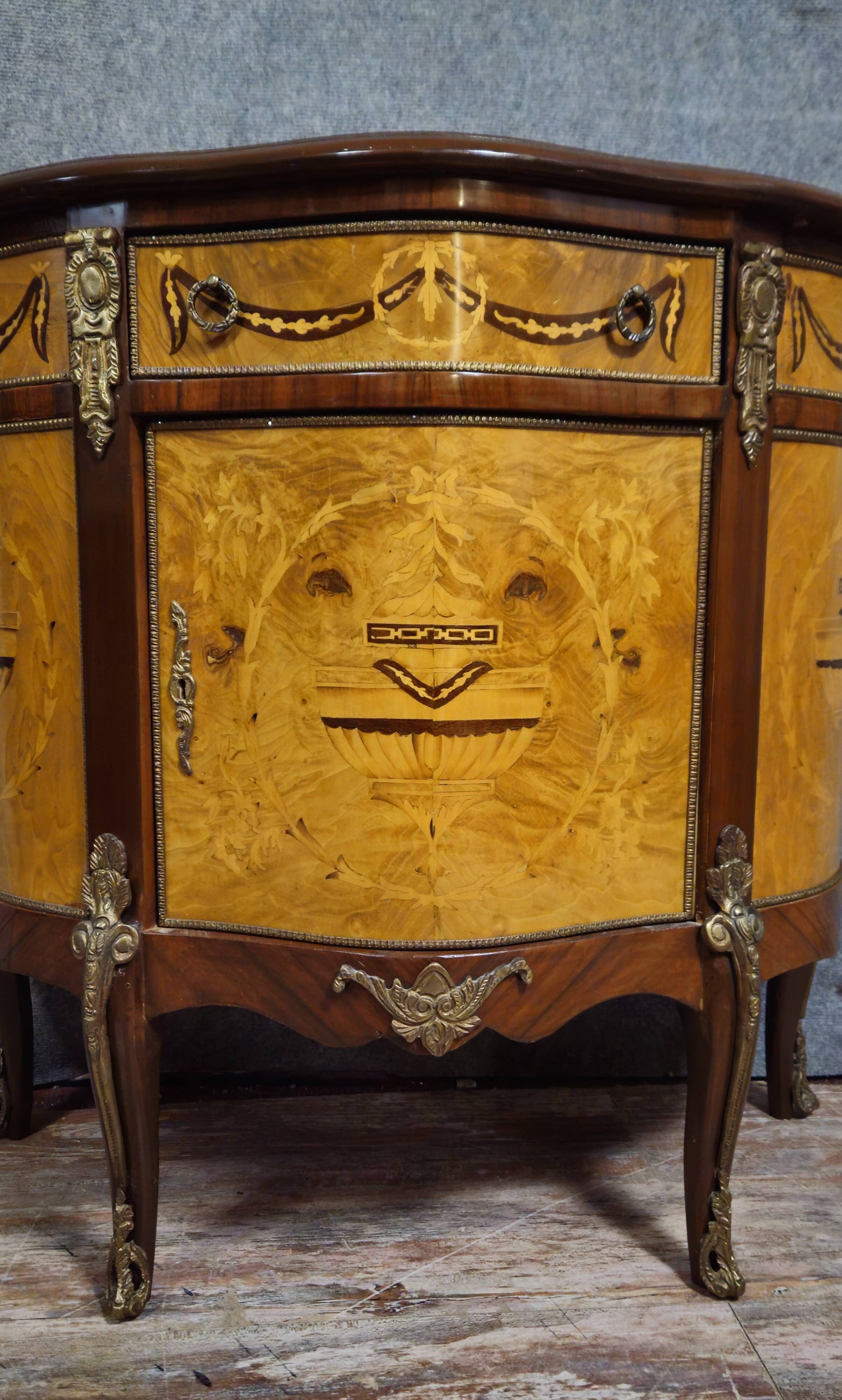 Commode demi-lune de style Louis XV en marqueterie et décors de bronze