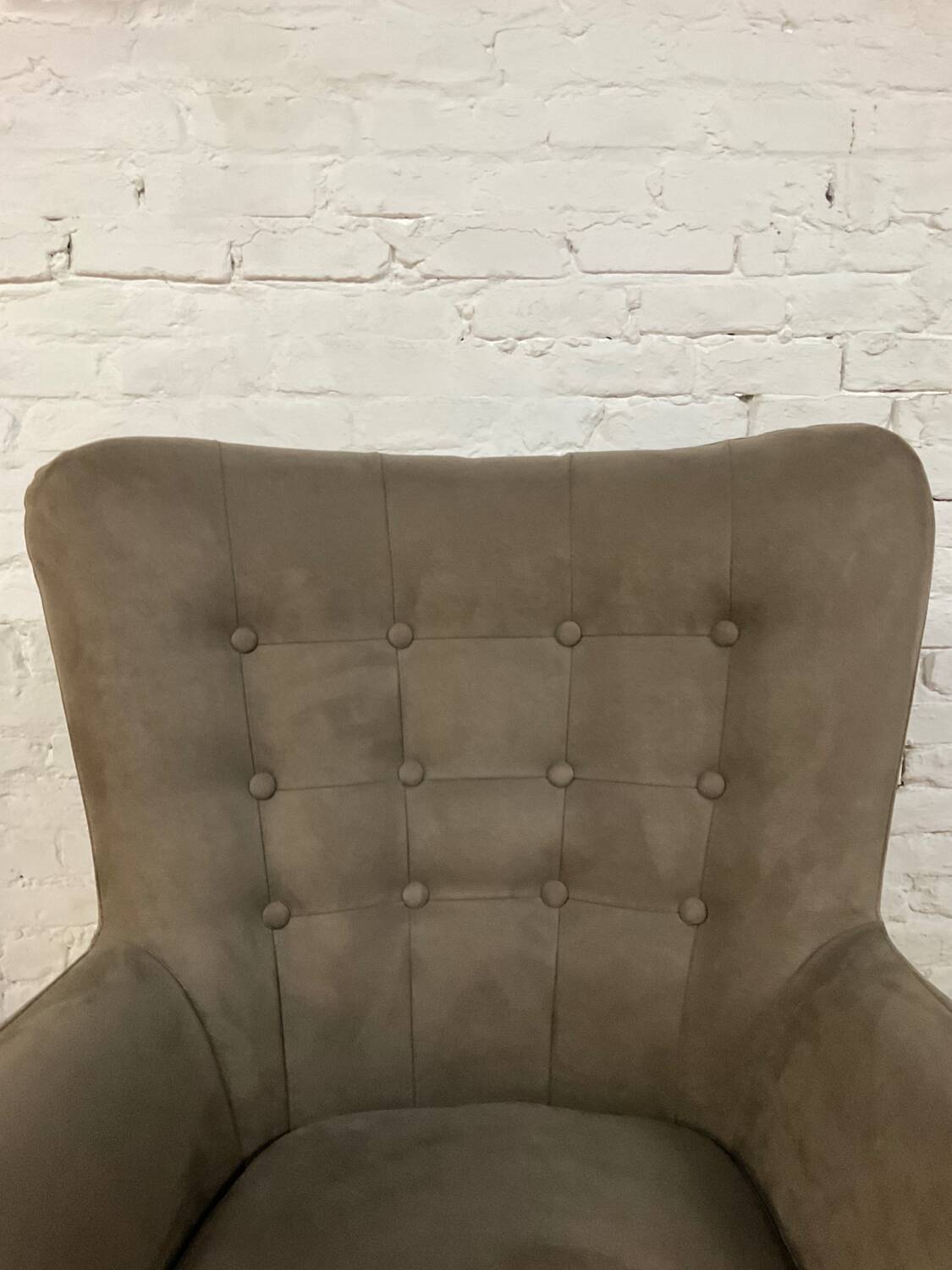 Swivel armchair in velvet fabric and metal