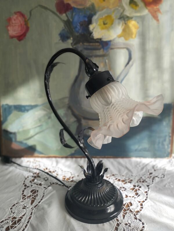 Lampe tulipe en métal noir patiné et abat-jour en verre opaque