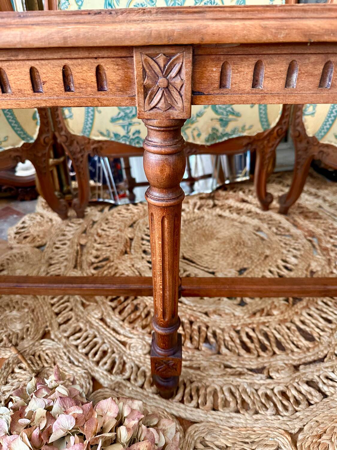 Piano bench seat in cane