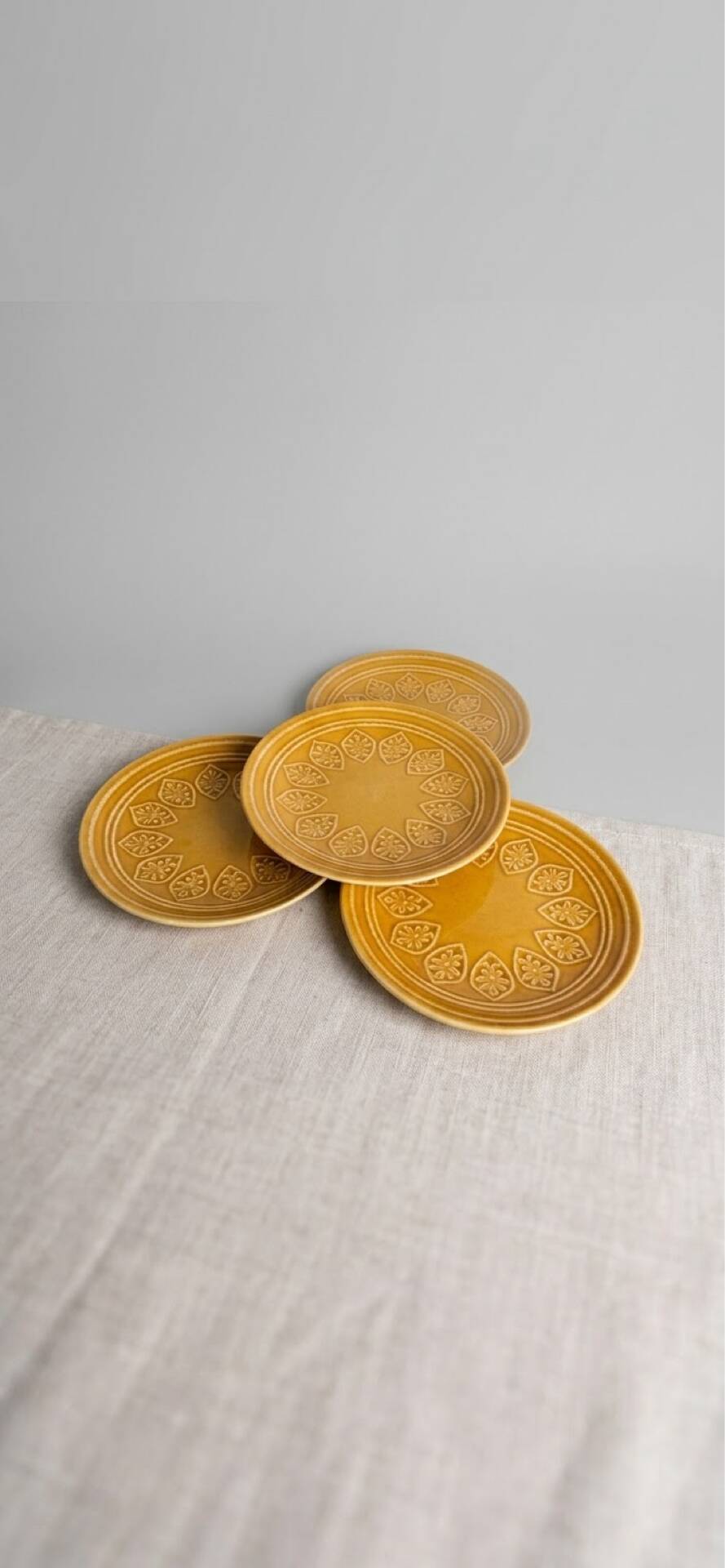 Lot de 4 assiettes à dessert en grès ocre / moutarde à motifs en relie