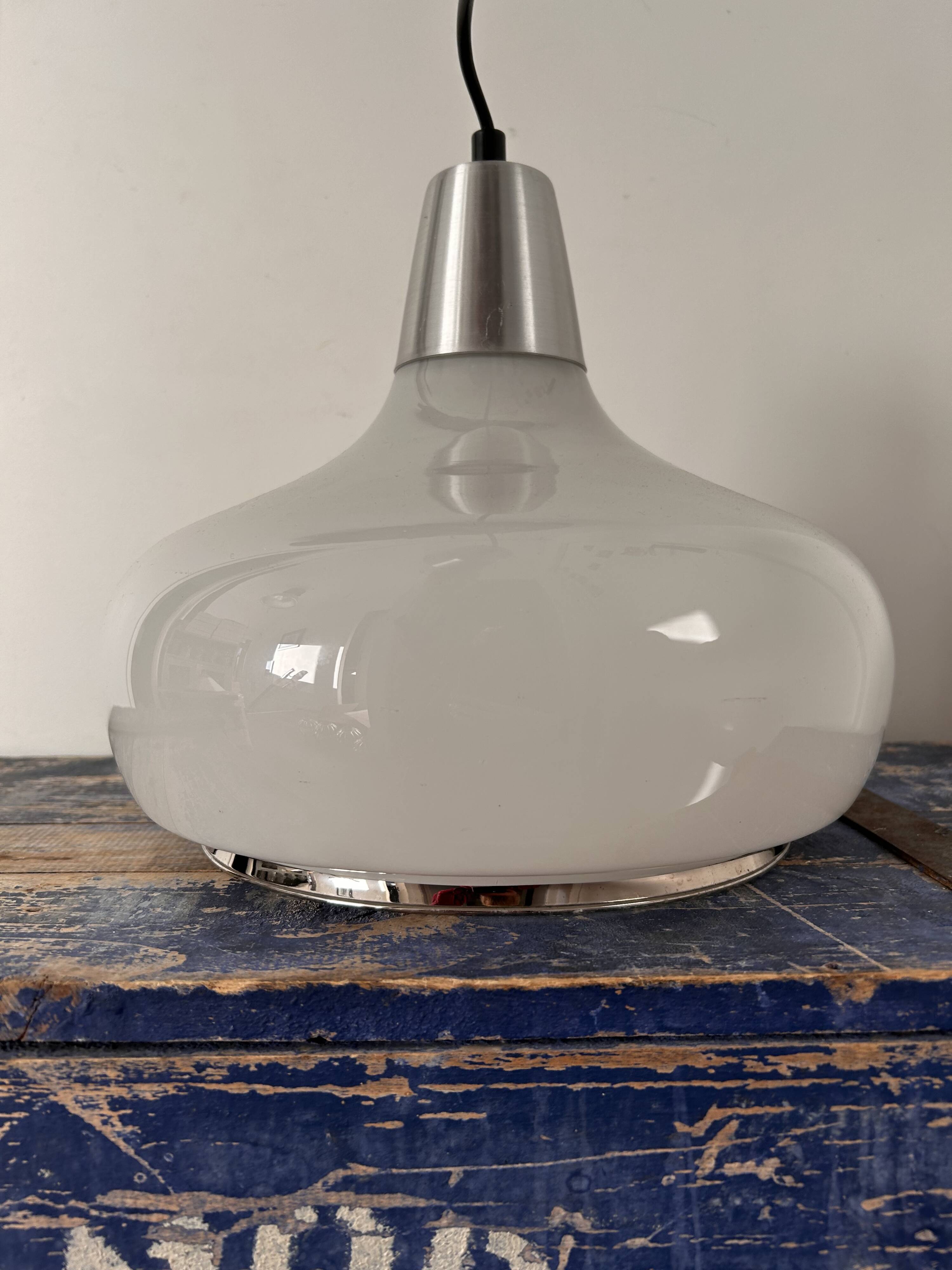 Vintage pendant light in white and silver opaline